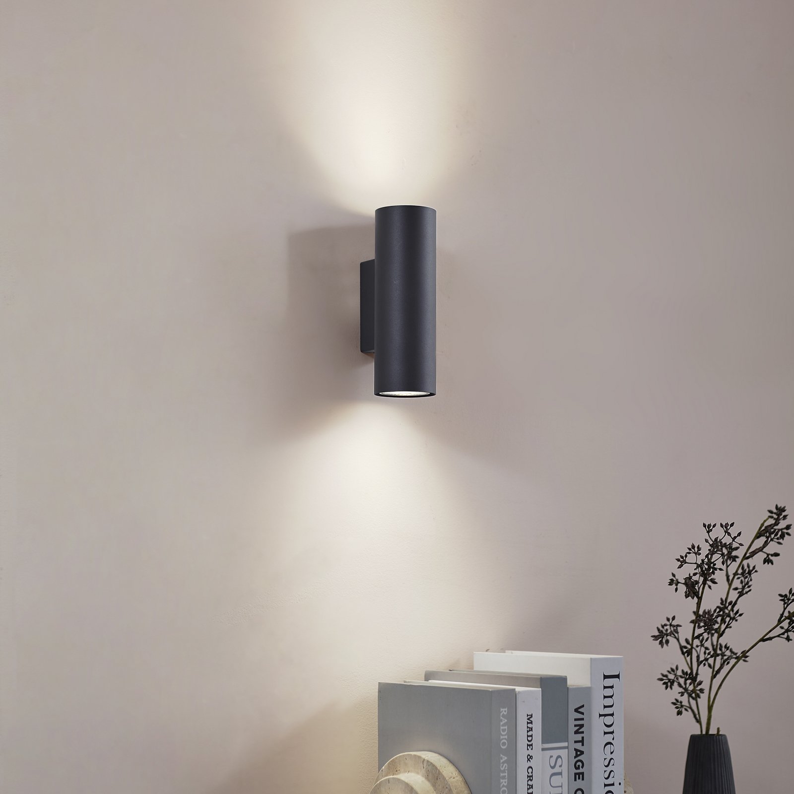 Lindby wandlamp Joffrey, 18 cm, zwart, omhoog/omlaag, GU10