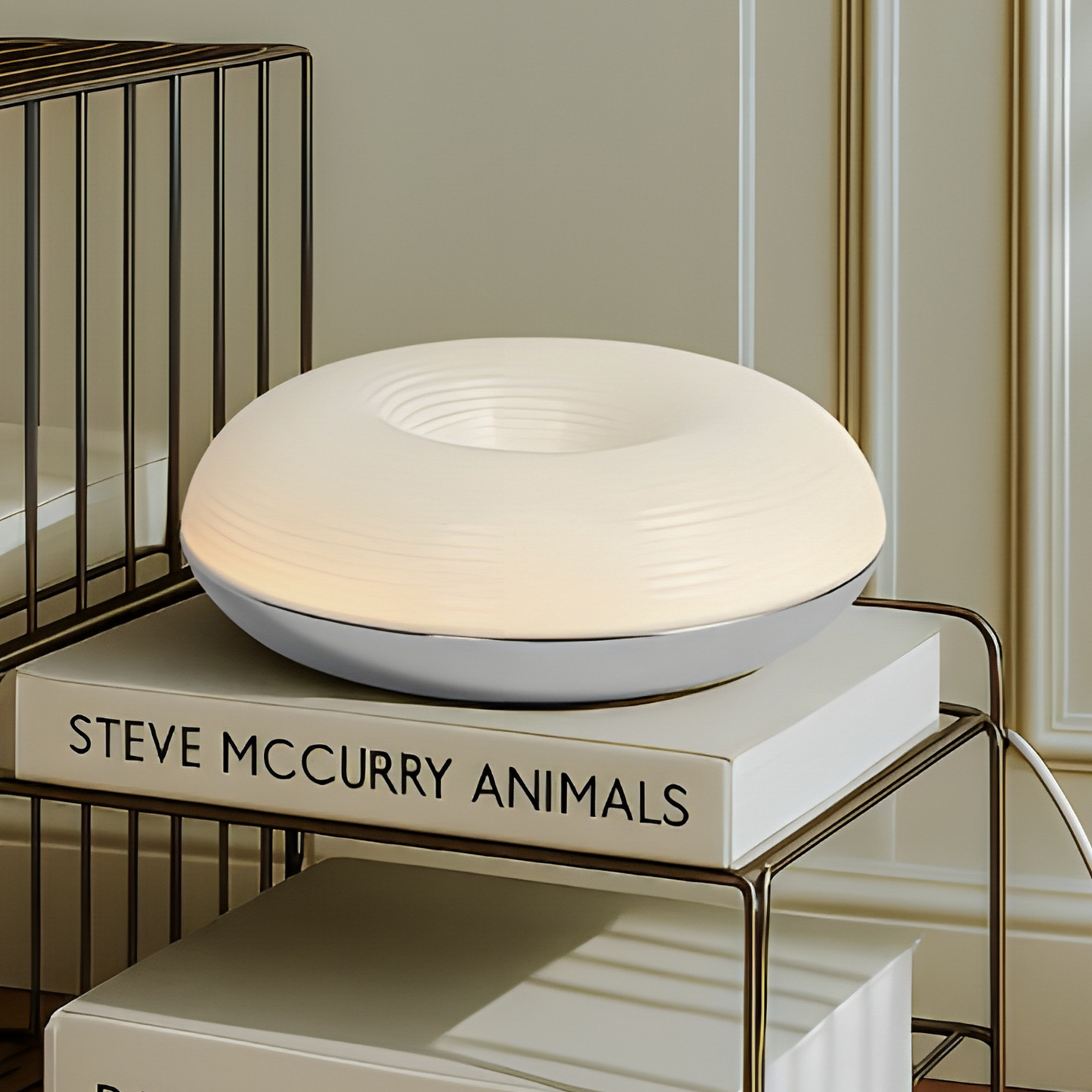 Lindby LED-Tischleuchte Fjora, weiß/chrom, Ø 30 cm, dimmbar