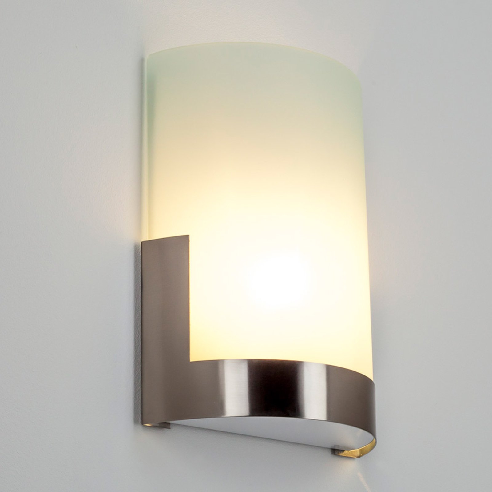 Modieuze wandlamp Karla met metalen element