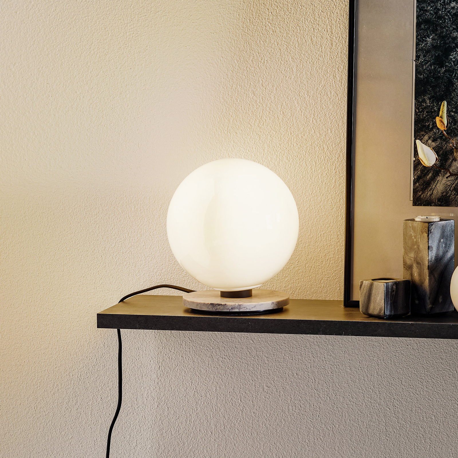 Menu TR Bulb pöytälamppu 22 cm, marmori/kiilto