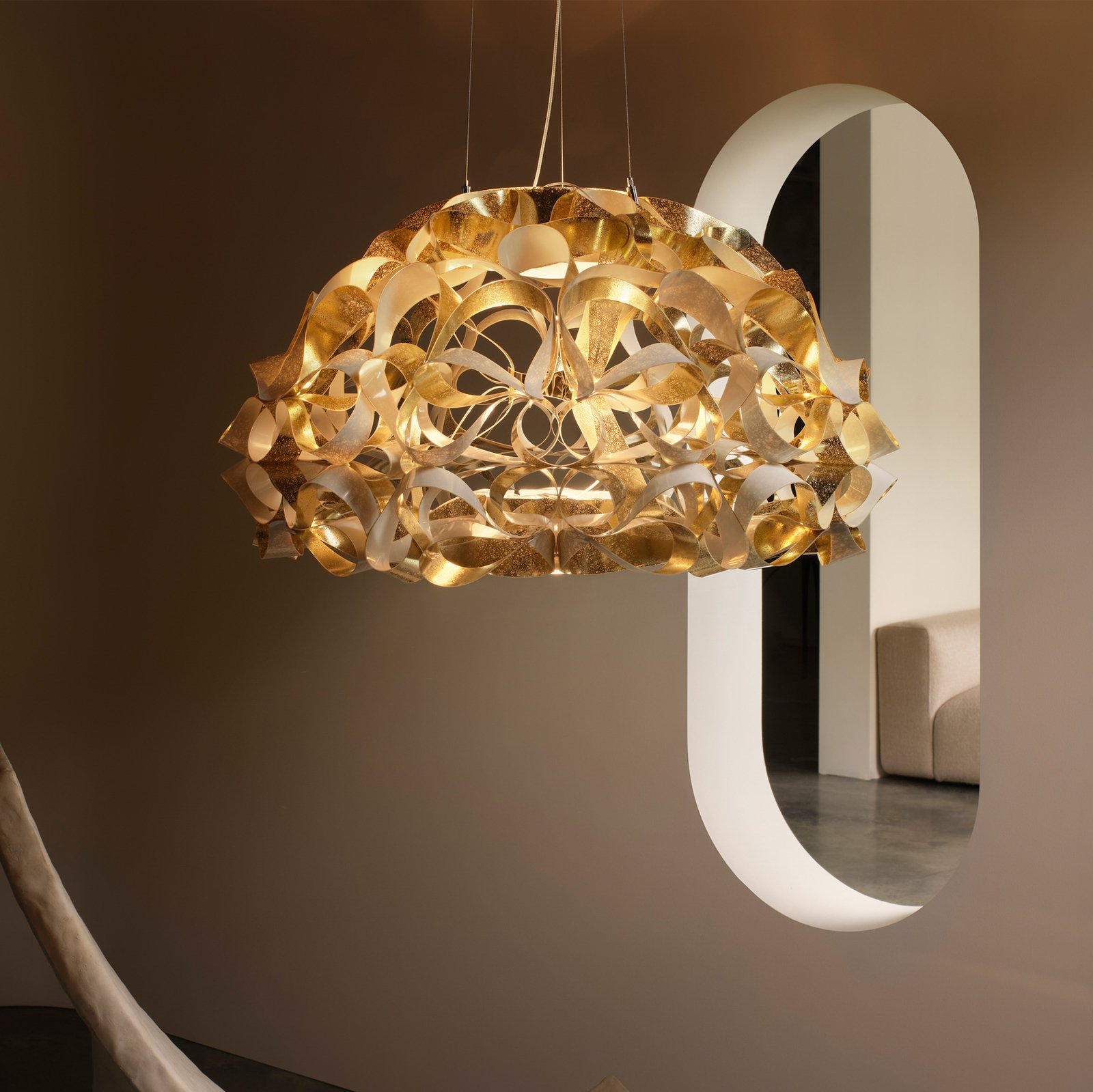Závěsná lampa Slamp Quantica, zlatá barva, Ø 75 cm