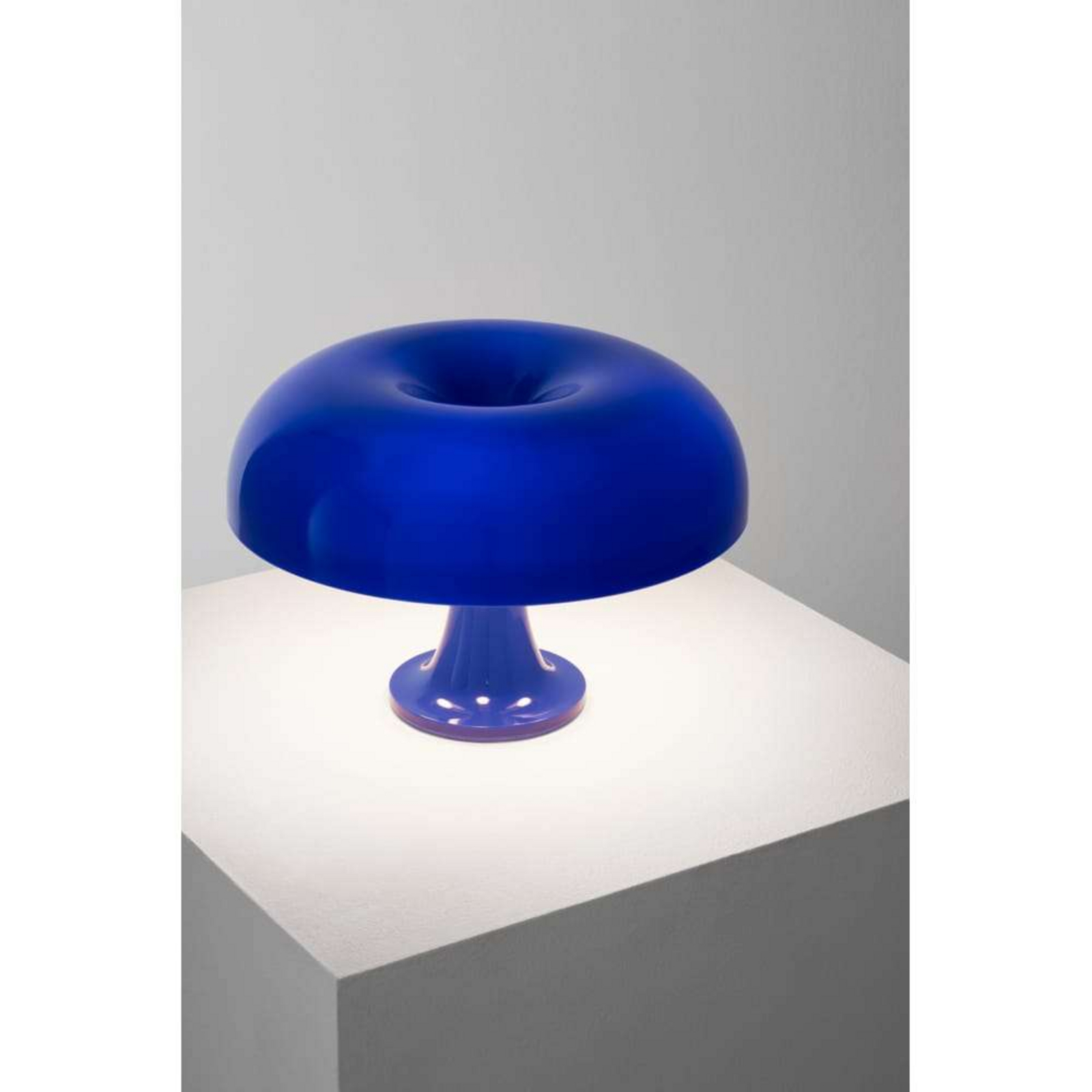 Lampe à poser Artemide Nessino, bleu foncé, hauteur 22 cm