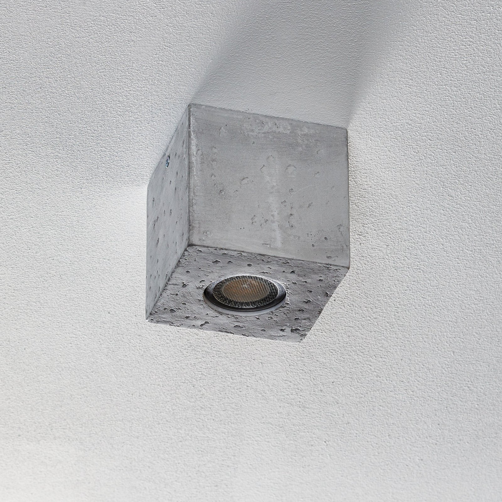 Φωτιστικό οροφής Ara ως κύβος από σκυρόδεμα 10cm x 10cm