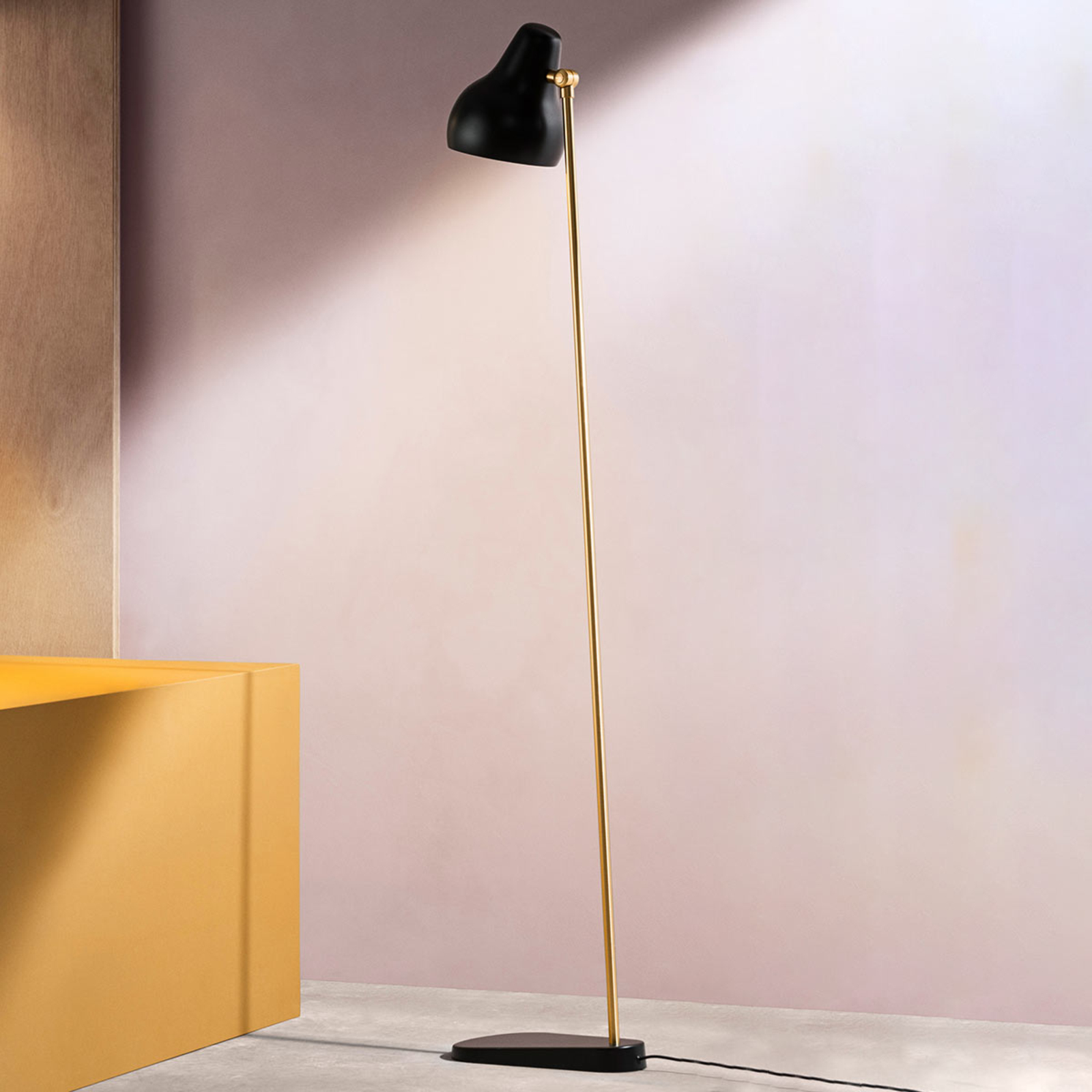 Louis Poulsen VL38, lampa stojąca LED, czarna
