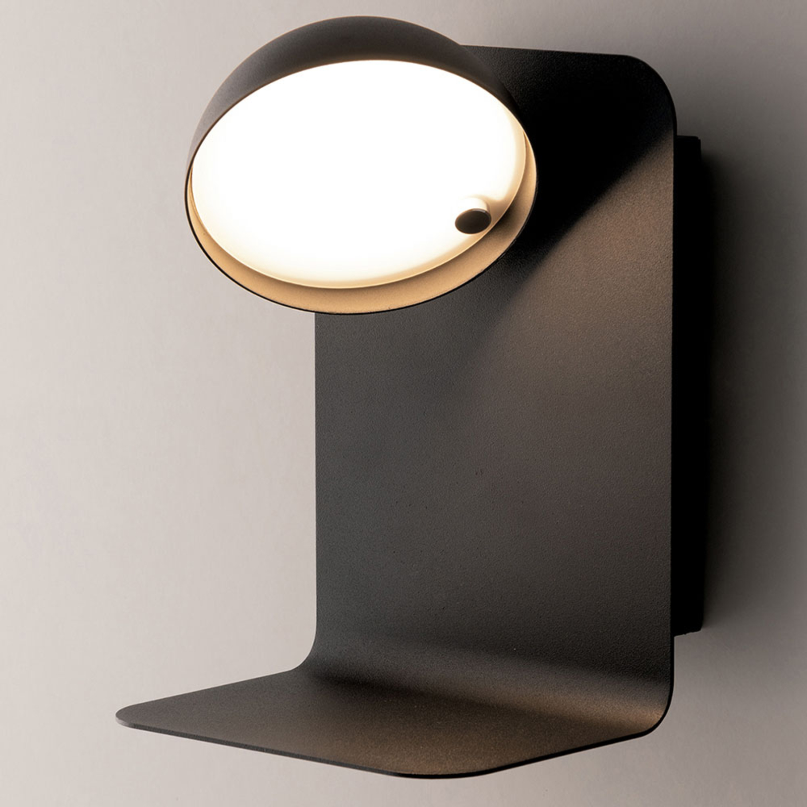 LED-Wandleuchte Boing mit USB-Anschluss und Ablage