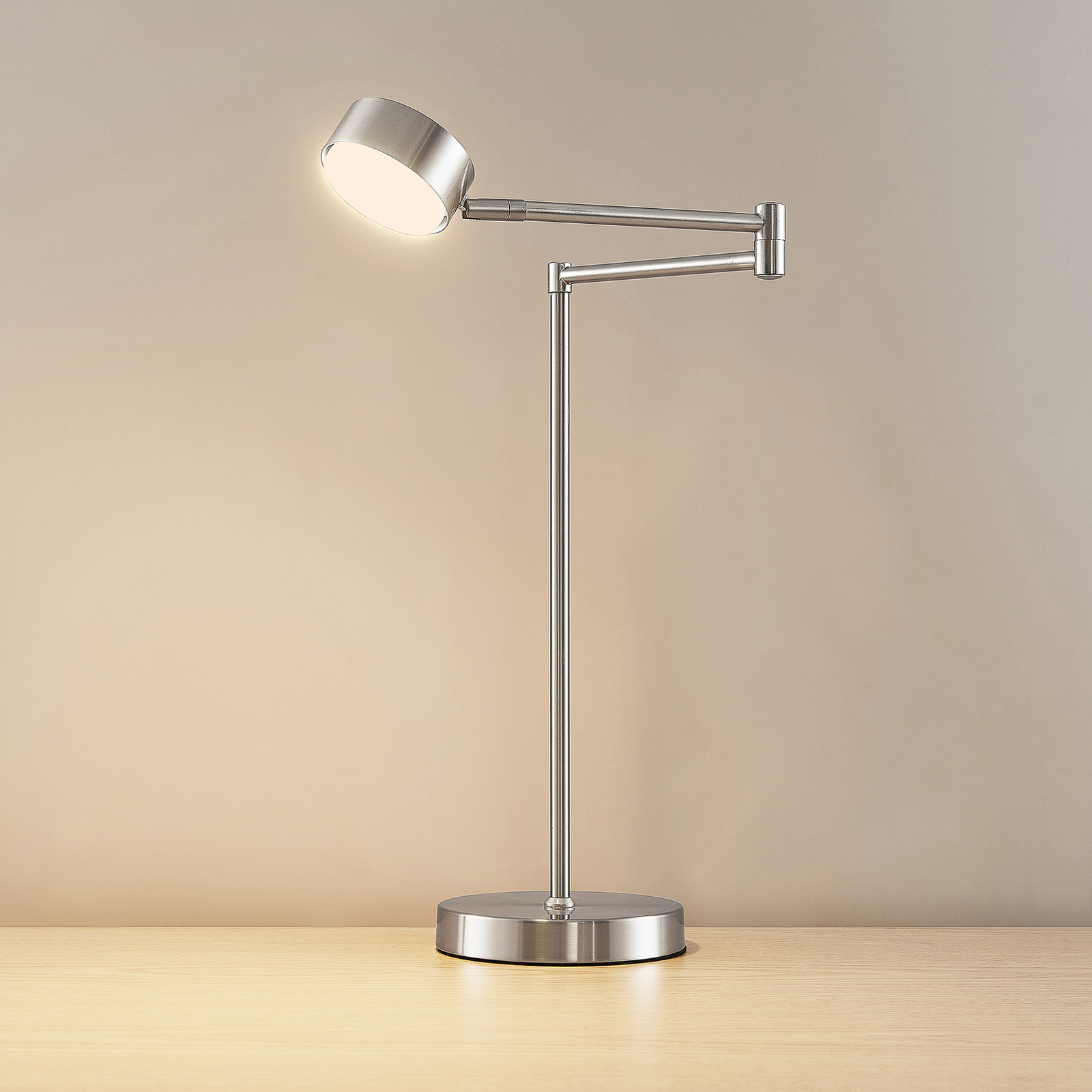 Lindby Kaylou lámpara de mesa LED, níquel