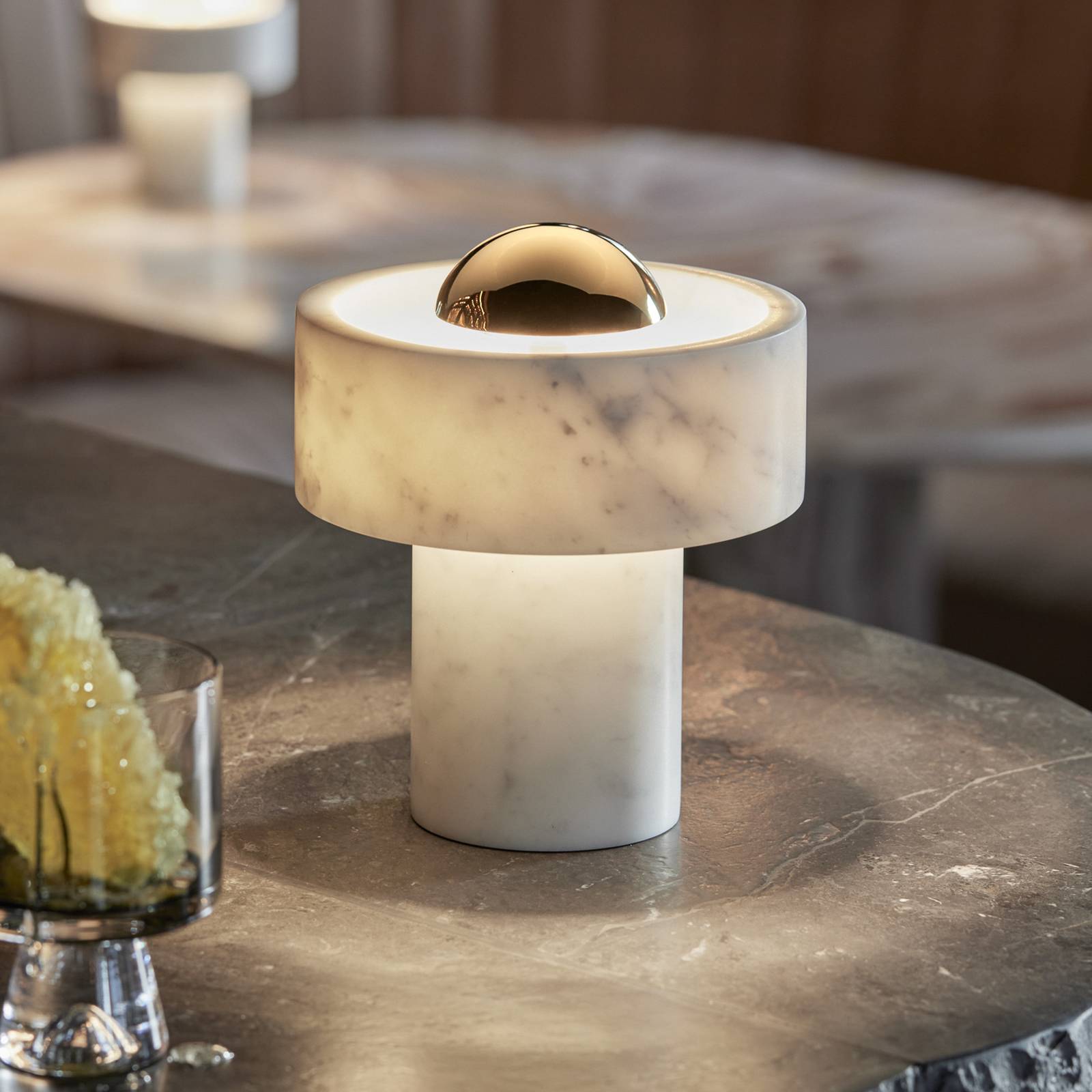 Levně Tom Dixon Tom Dixon LED stolní lampa Stone na baterie, zlatá barva, výška 19 cm