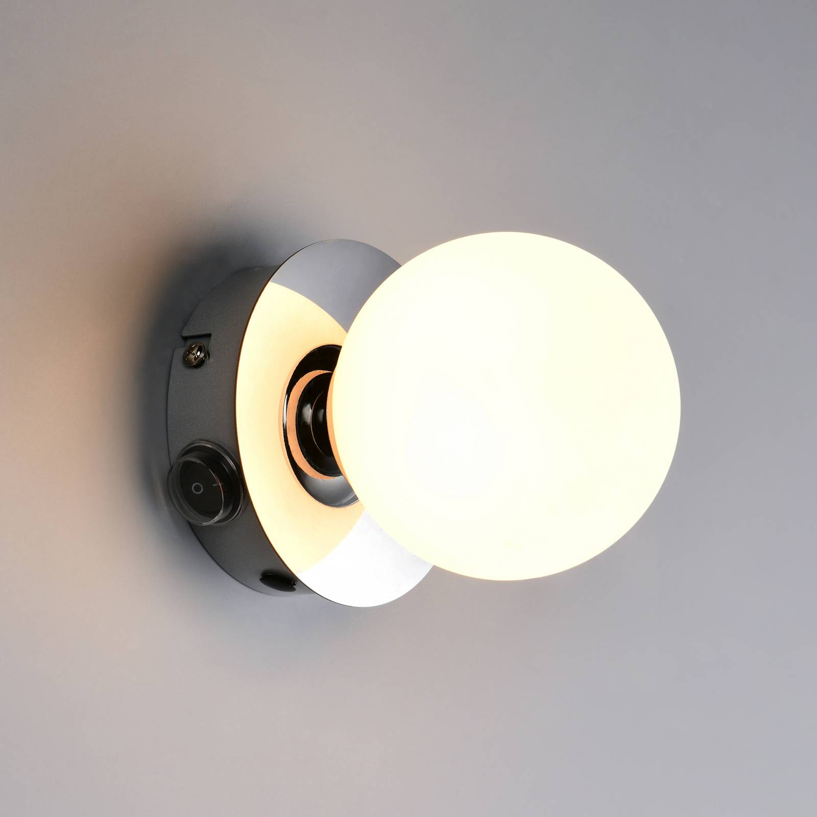 Trio Lighting Wandlamp Alfio, Ø 11 cm, chroomkleurig, metaal/glas, IP44