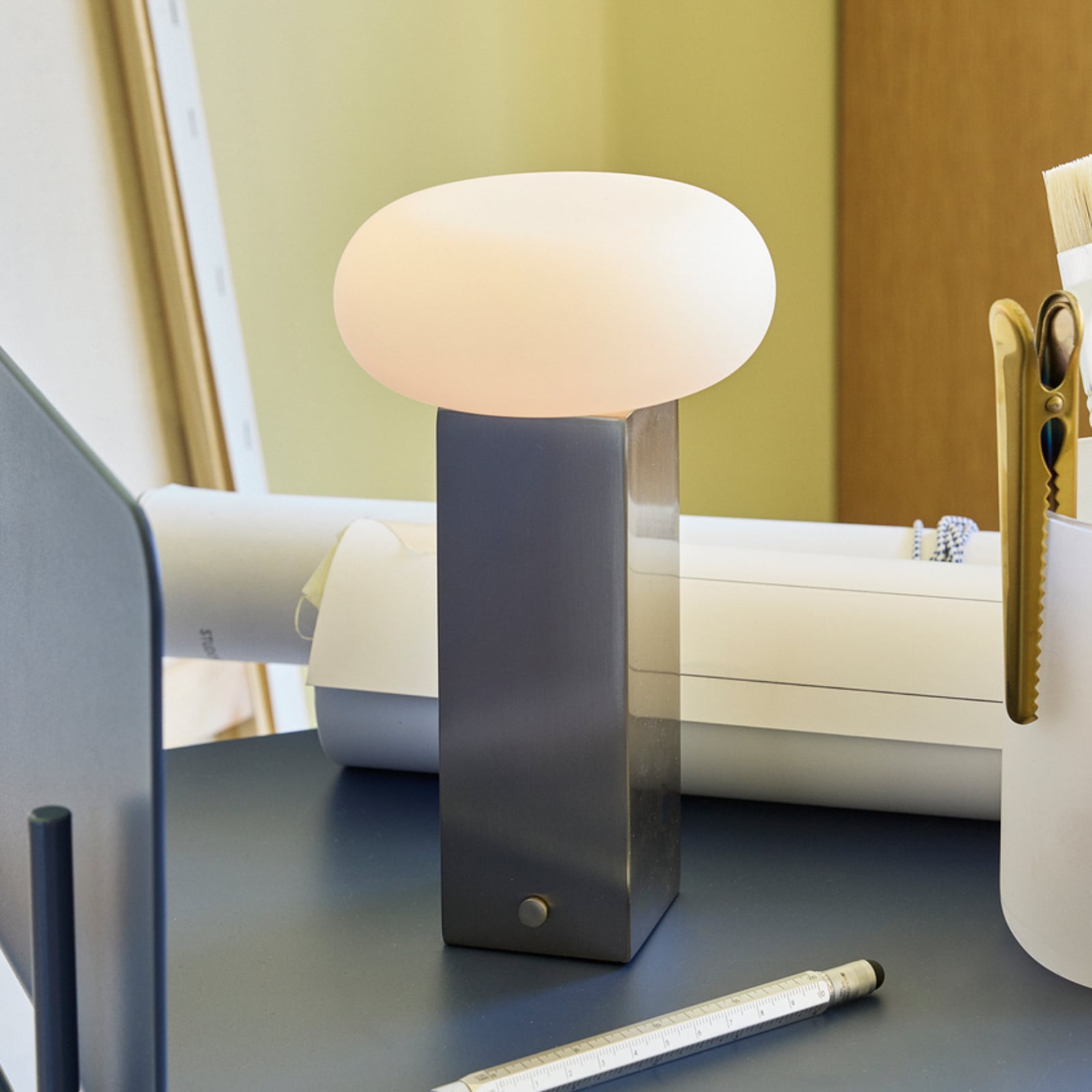 LED настолна лампа с акумулатор LOW, в цвят никел, височина 20 см, метал