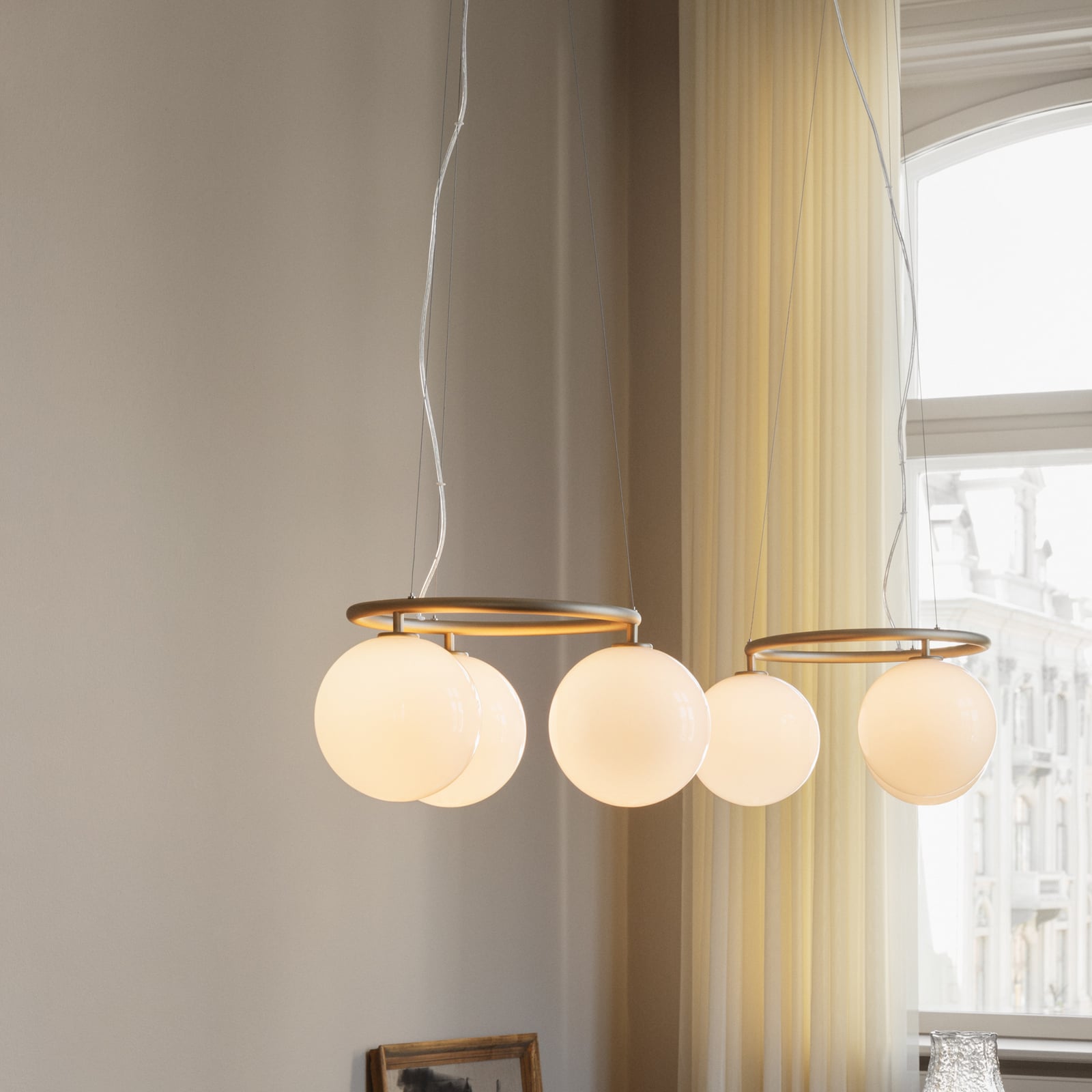 Nuura kattokruunu Miira 3 Circular, Ø 54 cm, messinki/opaalinen