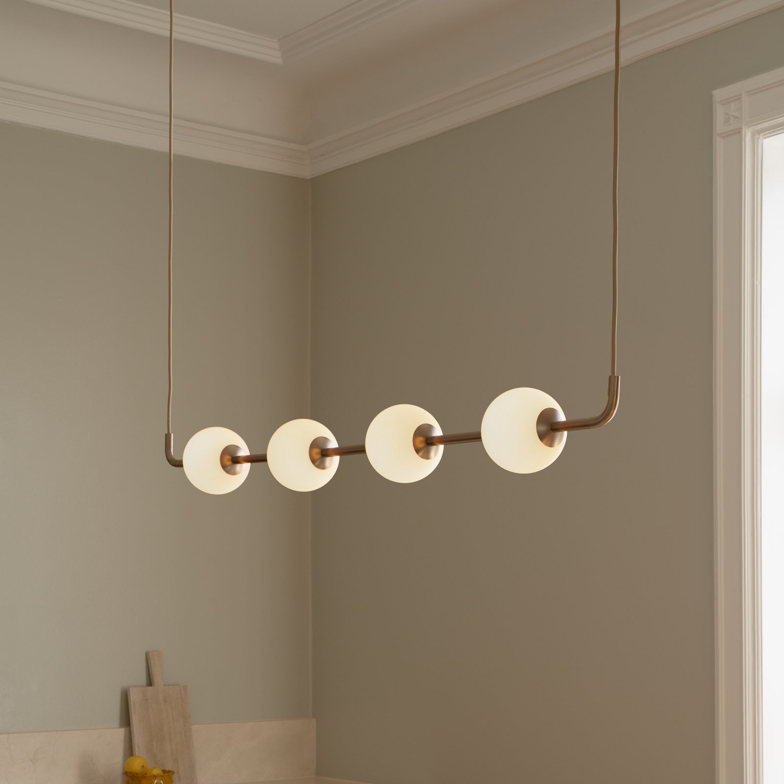 UMAGE LED pakabinamas šviestuvas Audrey LINEAR, žalvaris, 118 cm, 4 lemputės.