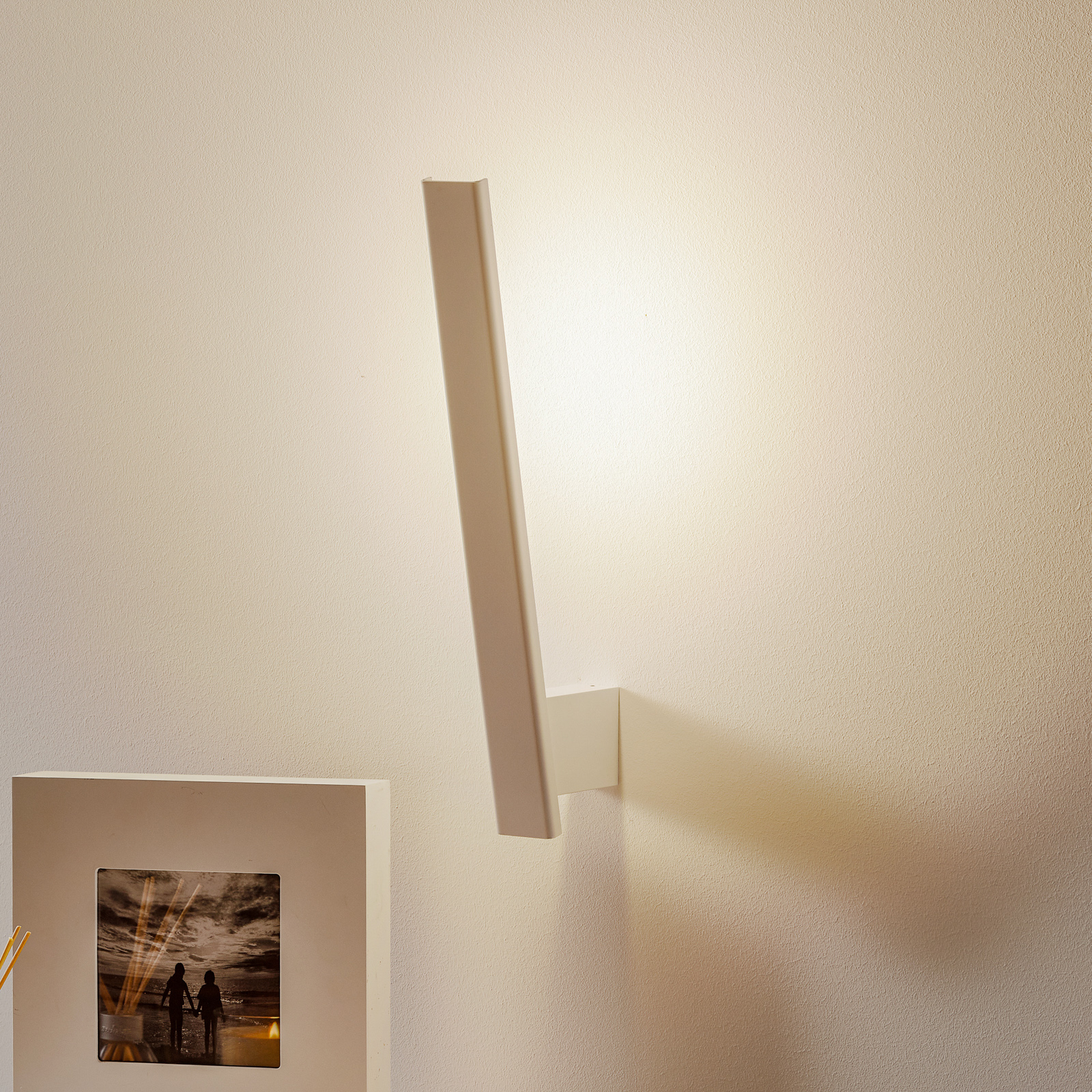 Smal LED-vägglampa Flik, vit