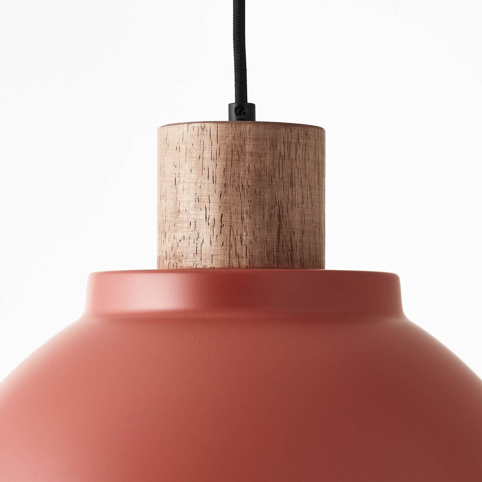 Brilliant Závěsné světlo Erena s dřevěným detailem, červená