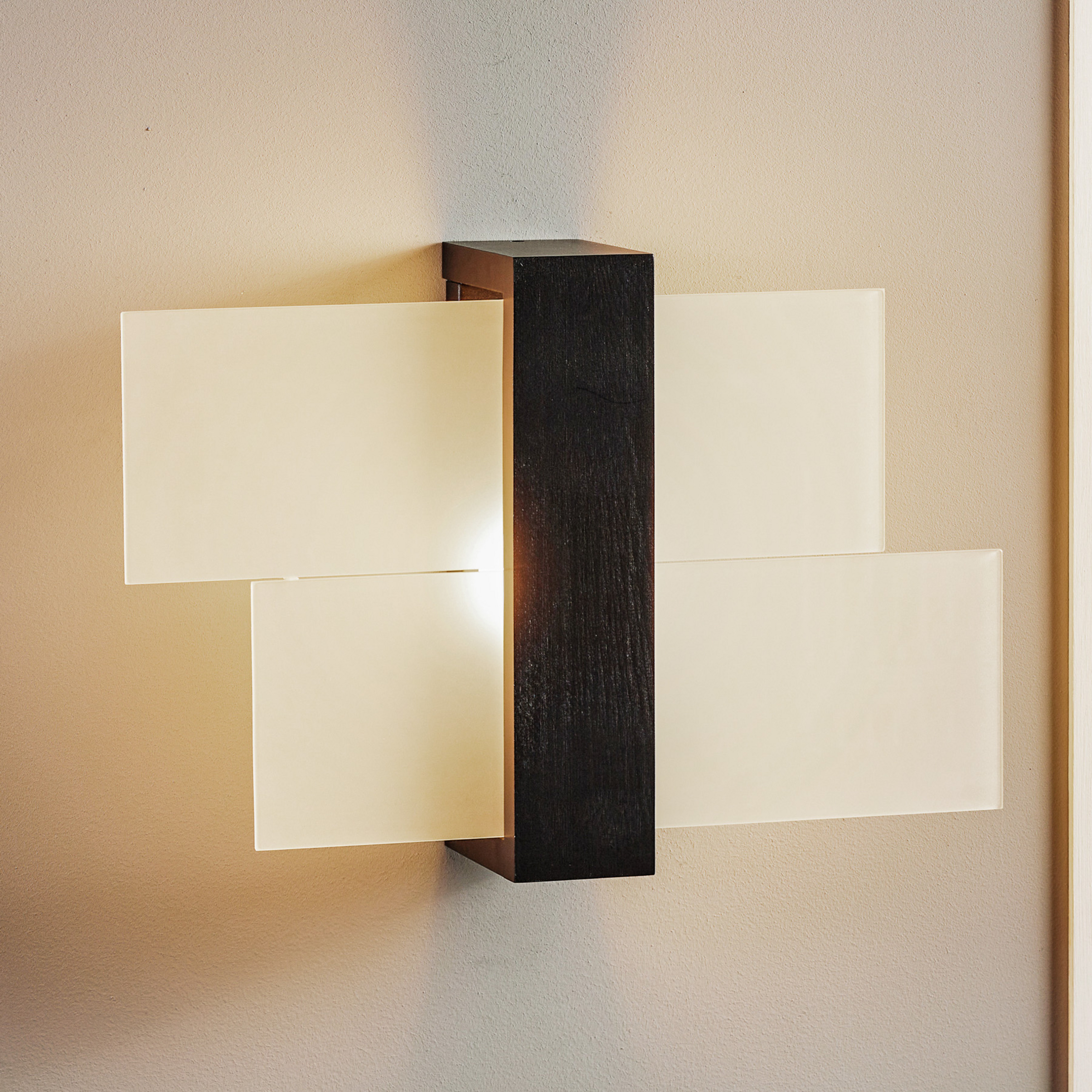 Applique Shifted 1, vetro e legno wengé