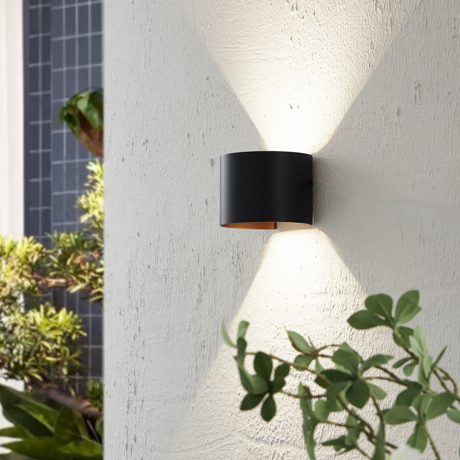 Lindby Nivar LED outdoor wall lamp round black/gold