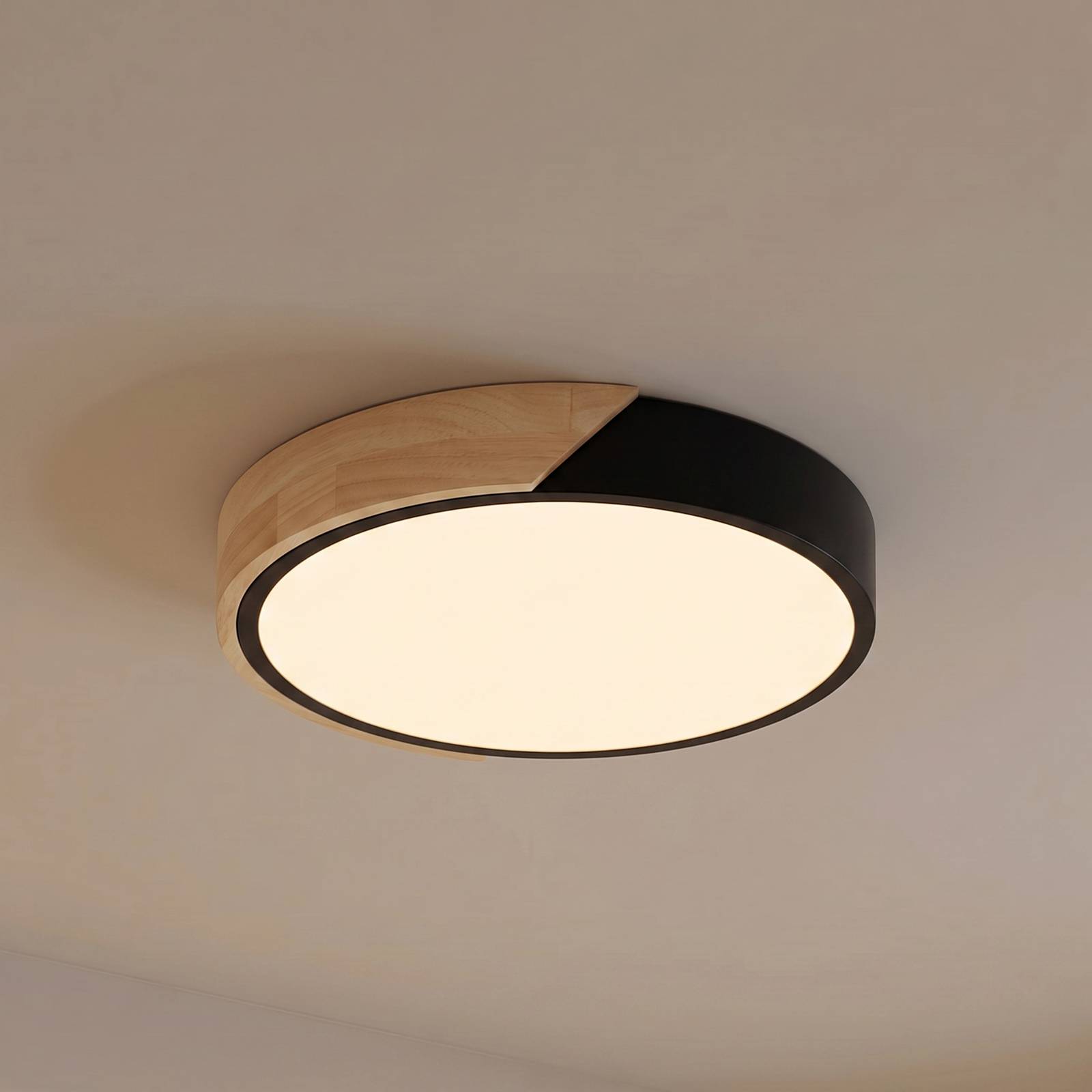 Lampa sufitowa LED PRIOS Lynorri, Ø 32 cm, czarna, wykończenie drewniane