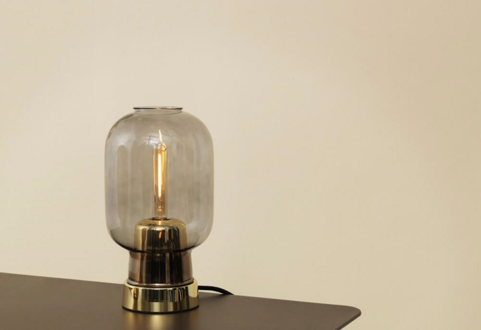 Amp Stolní Lampa Smoke/Brass - Normann Copenhagen