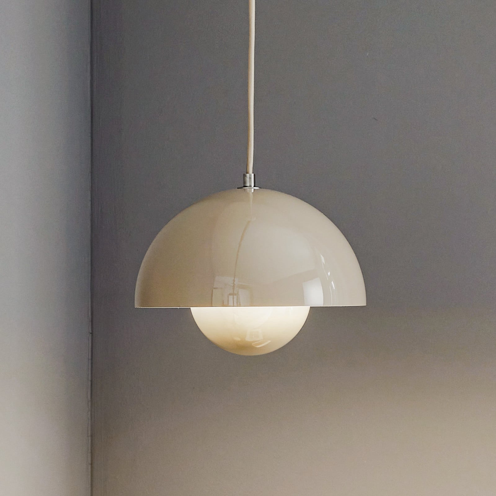 Flowerpot VP1 pendellampe lysegrå-beige &Tradition - Stue - Design - Metal - Med én lyskilde