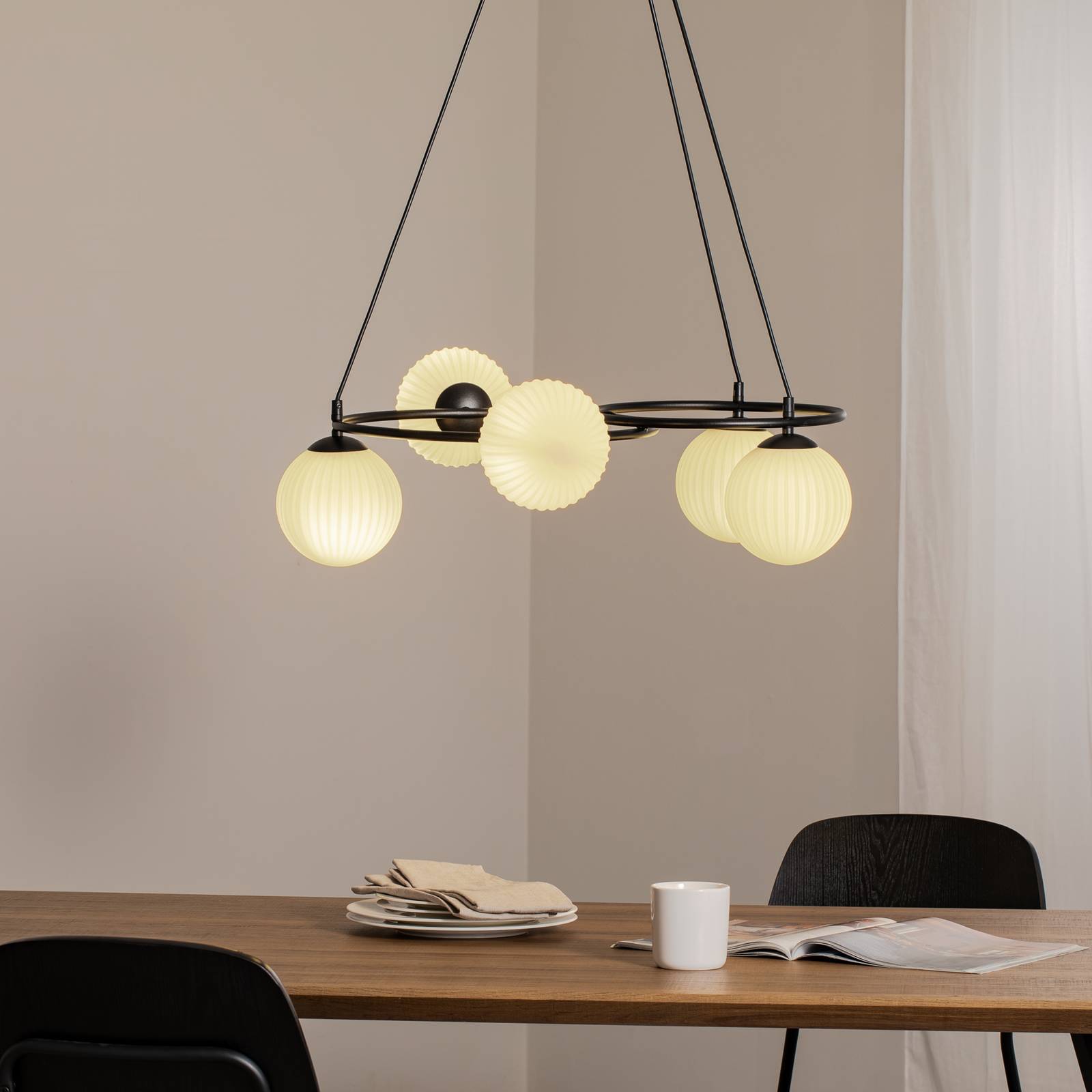 Lampa do salonu Libra, opal/czarny, Ø 70 cm, szkło, 5-punktowa.