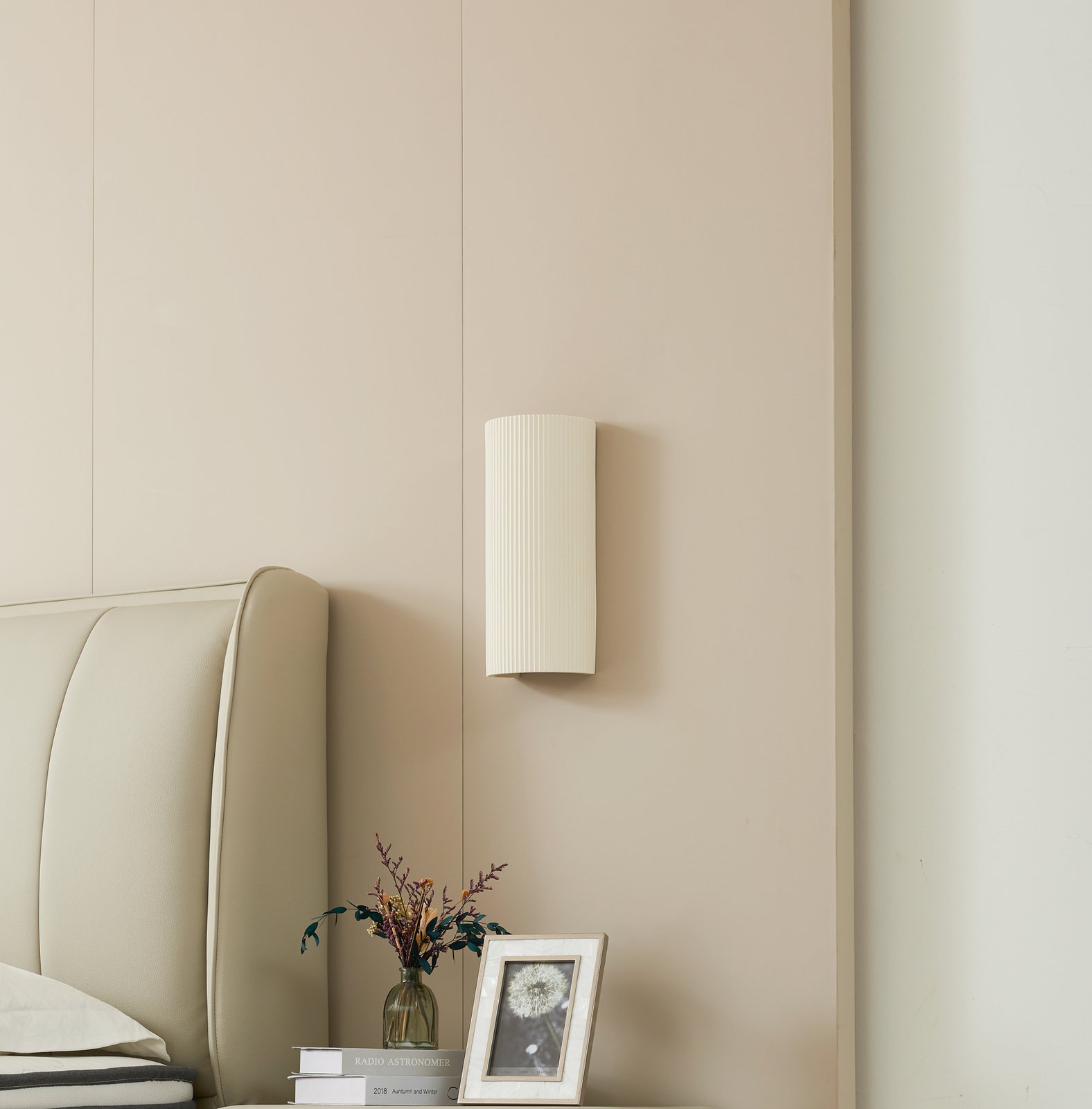 Lindby wall light Colja, round, height 30.5 cm, plaster, white