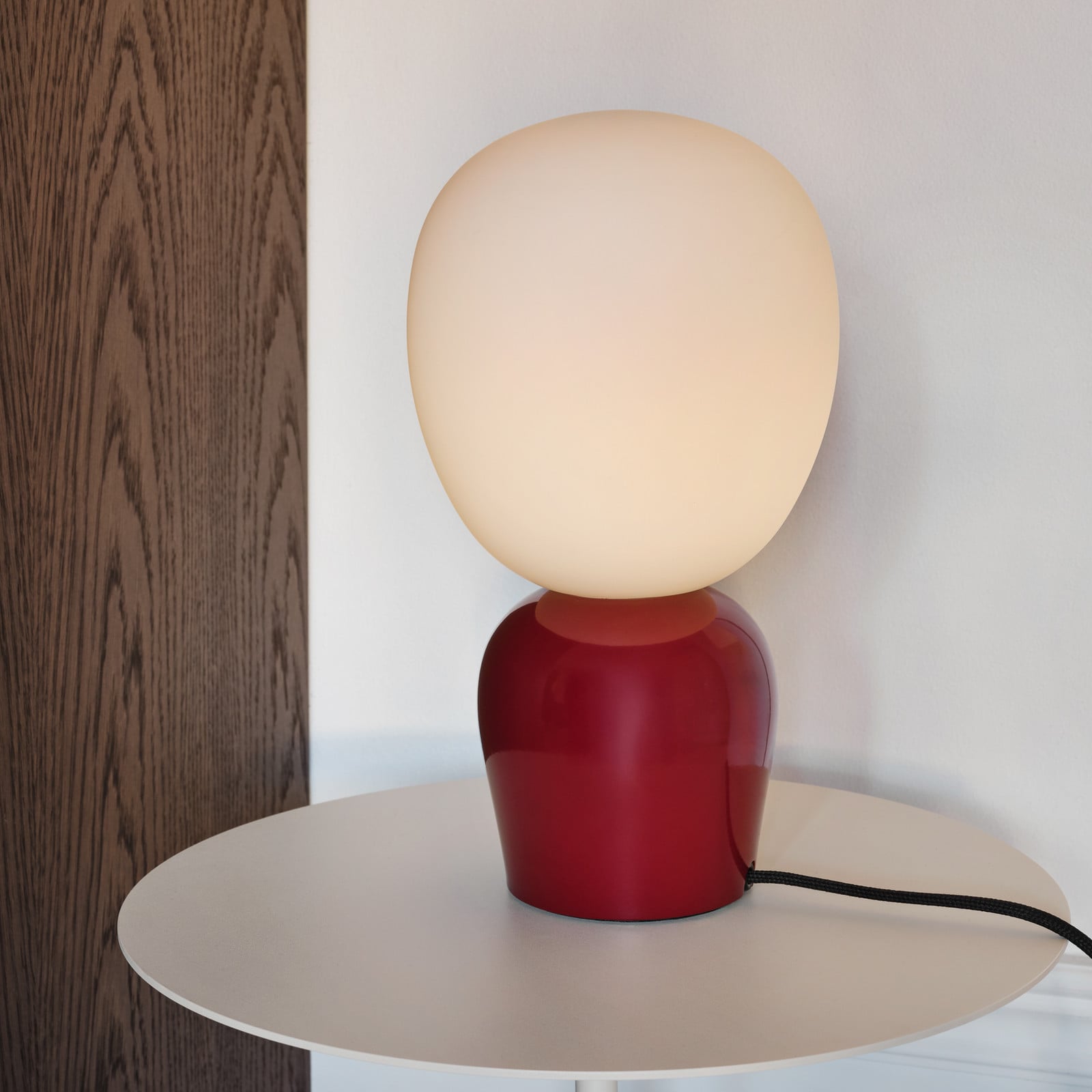 Buddy bordlampe, rød, metal/glas, højde 33,5 cm Belid - Stue - Design - Kugle billede