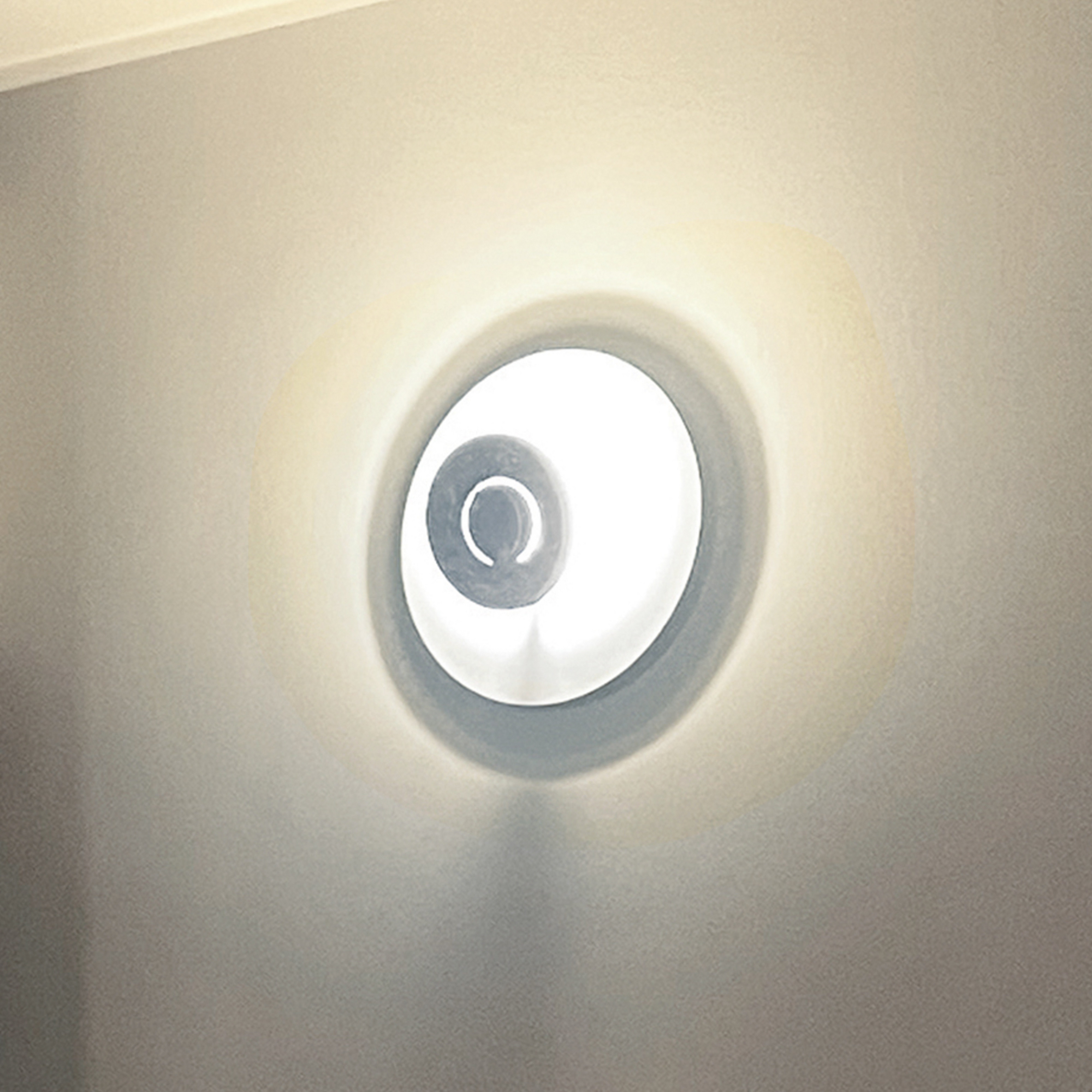 Knikerboker LED απλίκα DoppioZero, λευκό/γκρι, Ø 30 cm