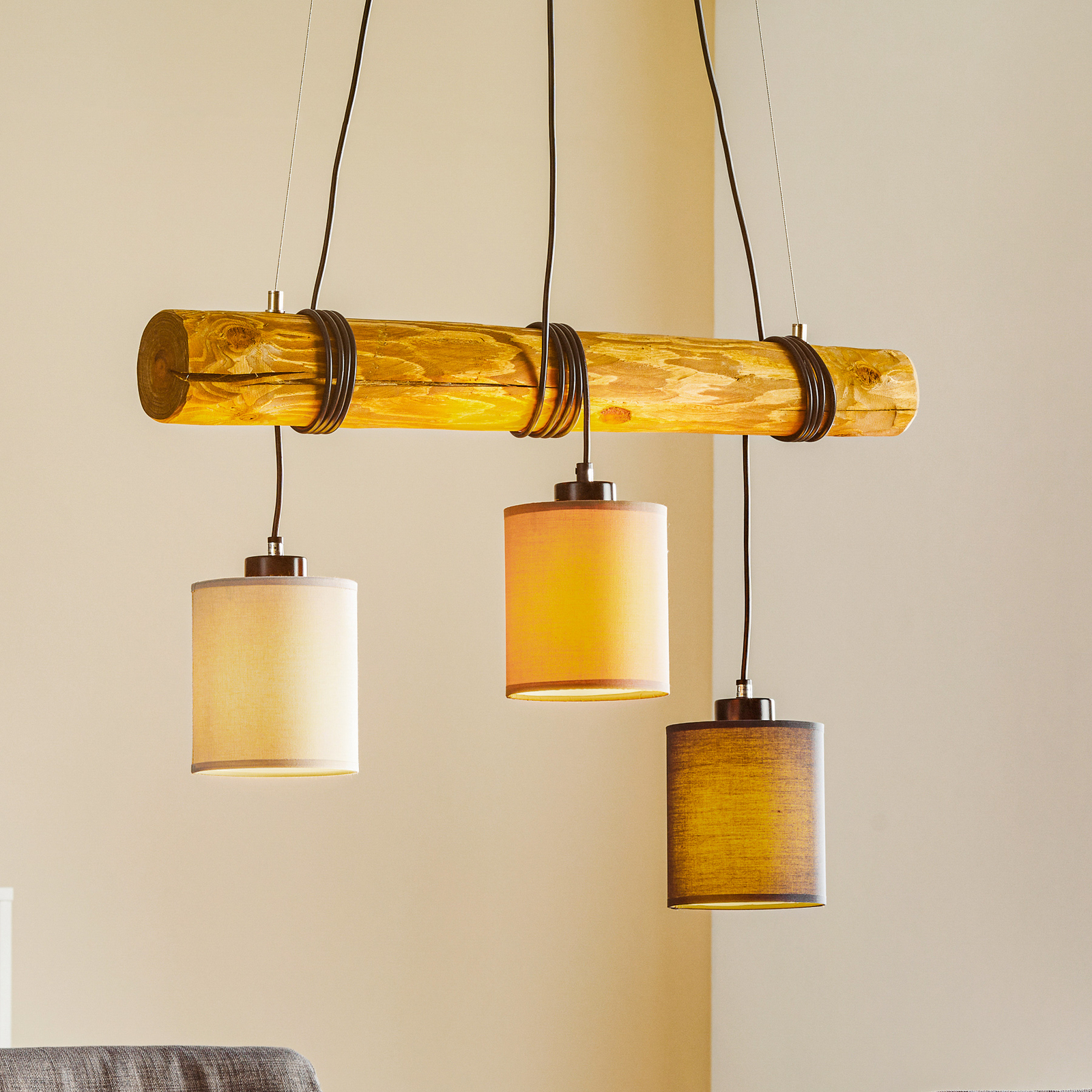 Hanglamp Sachiko, houten balk, drie stoffen kappen