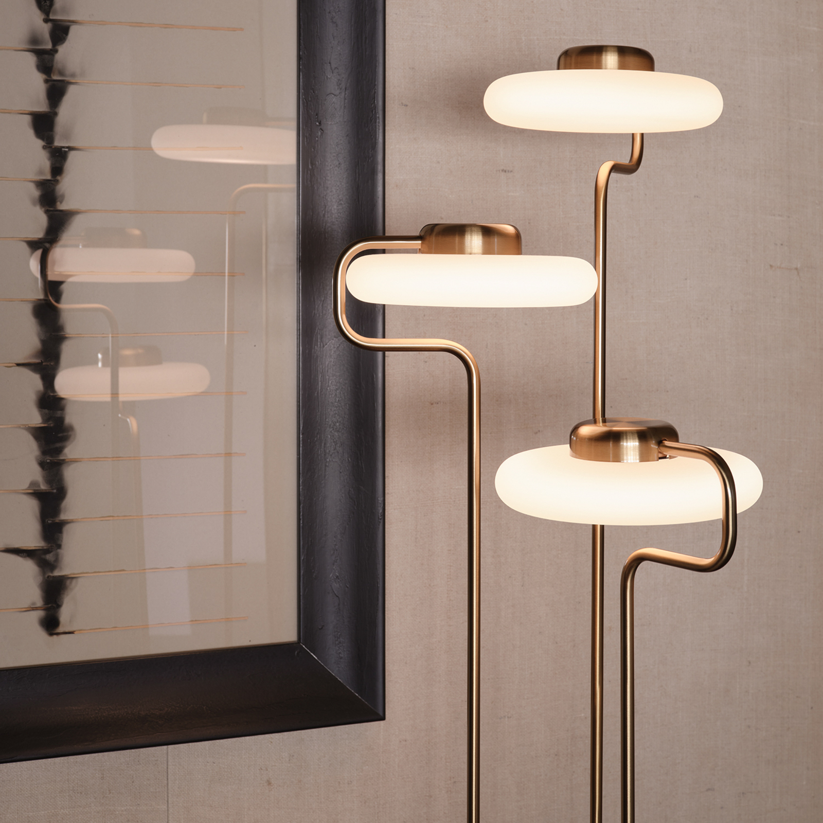 kdln LED стояща лампа TRATTO, месинг, височина 150 cm, 3-пламъчна