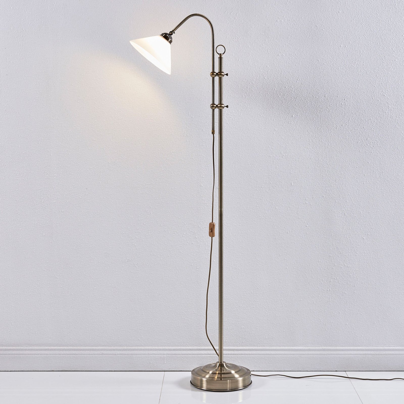 Otis Stehleuchte Opale/Antique Brass - Lindby