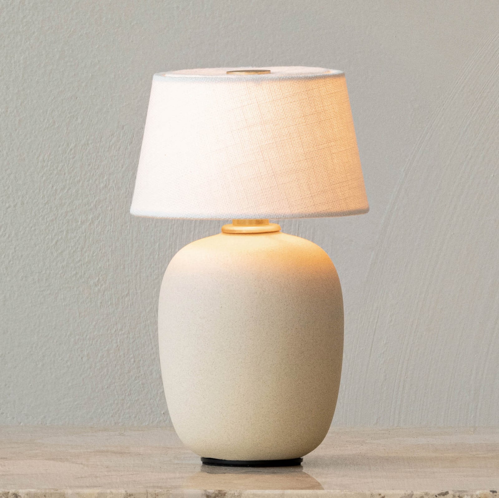 EOL - Torso Portable Bordlampe Sand Audo Copenhagen - Stue - Design - Keramik - Med skærm