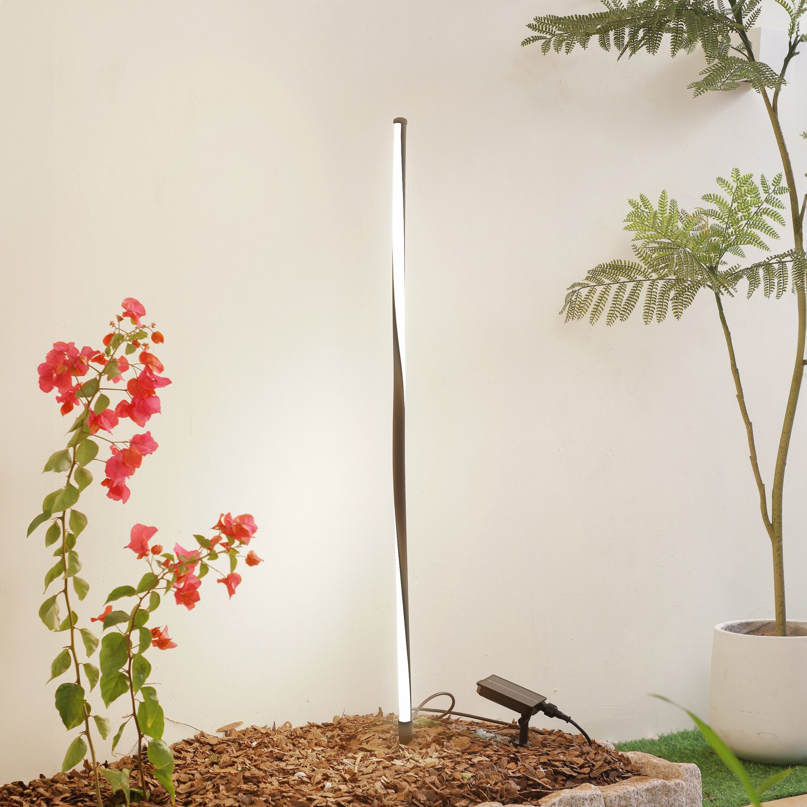 Sabriel Straight Solcellelampe Sort - Lindby