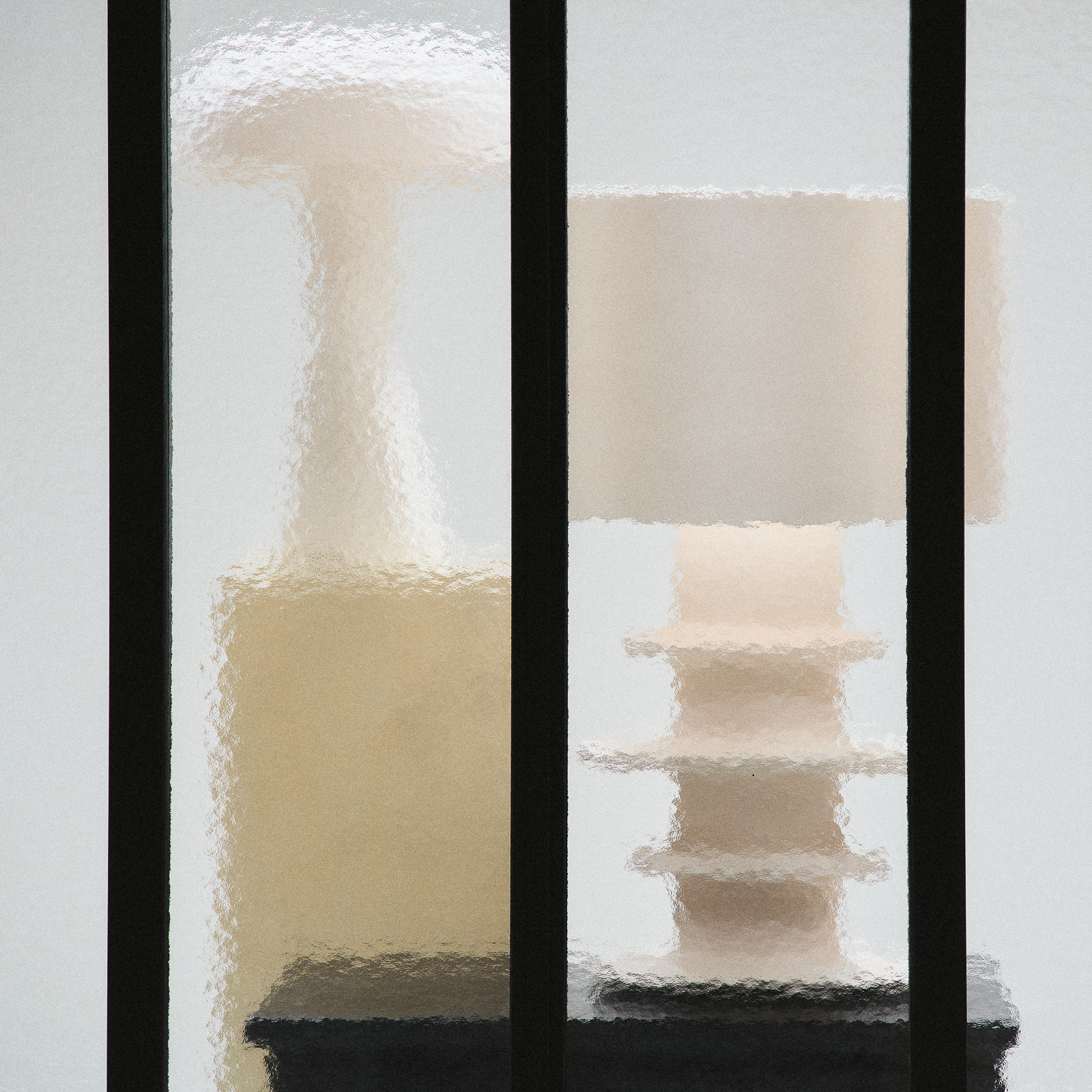 03 WHITE EARTH bordlampe, papmaché, højde 69 cm, E27 – Serax