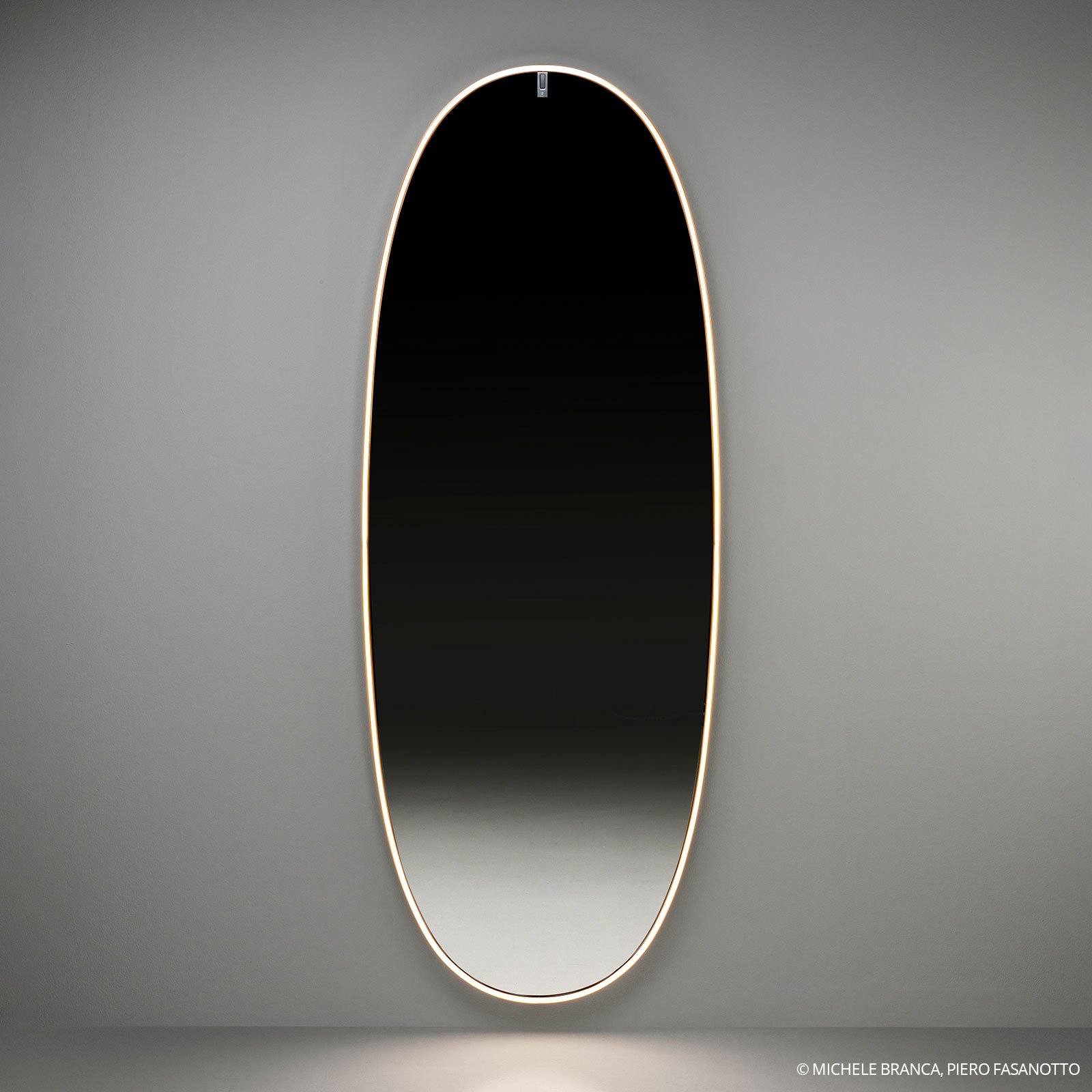 FLOS La Plus Belle specchio LED, bronzo lucido