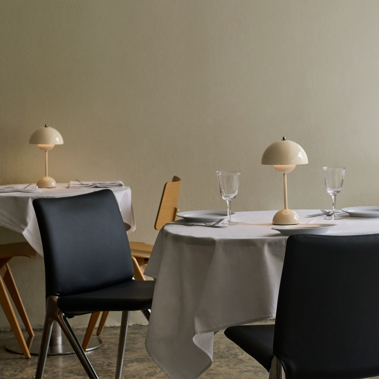 Flowerpot VP9 LED-Akku-Tischlampe, creme, IP44 - &TRADITION Flowerpot VP9 LED-Akku-Tischlampe, creme, IP44 - &TRADITION