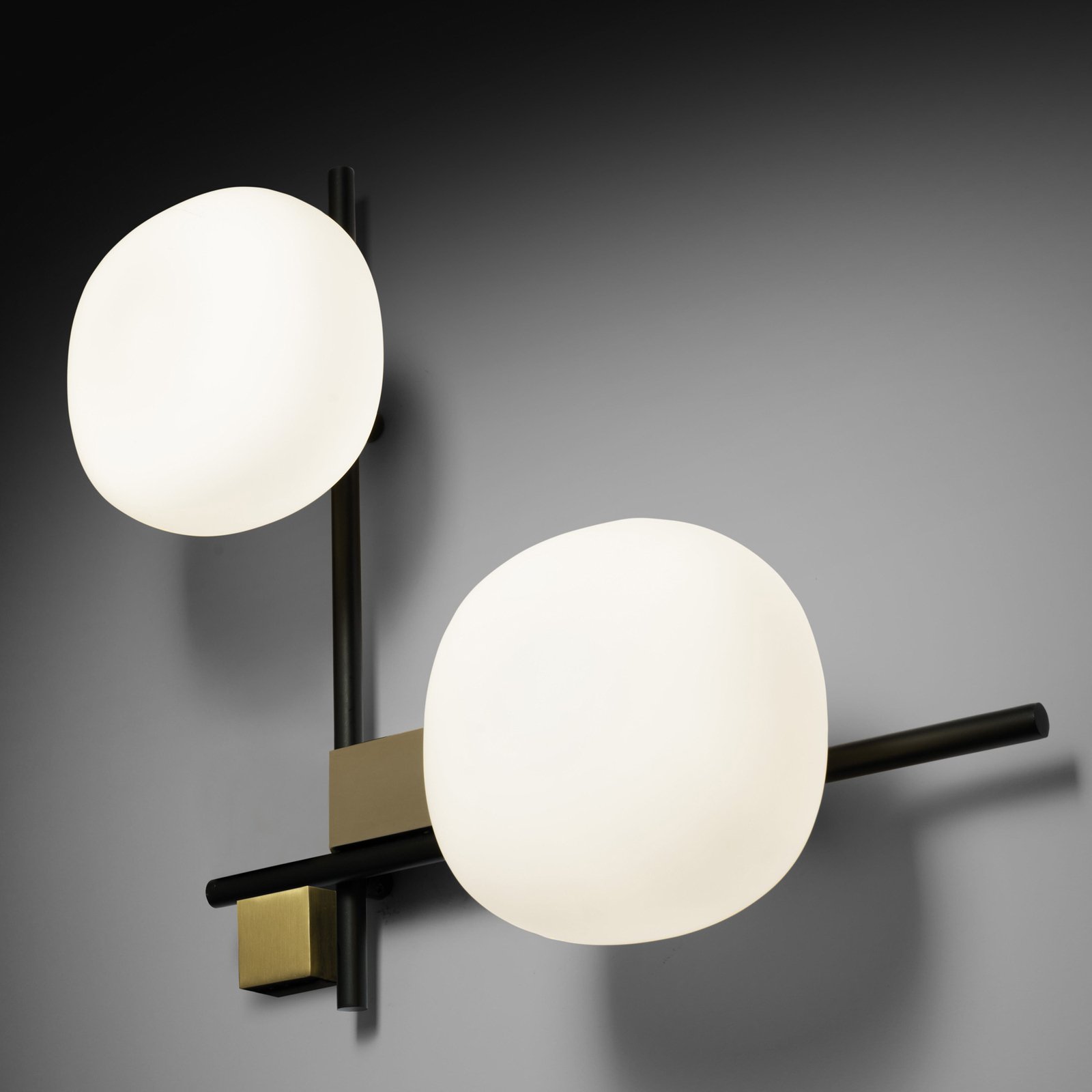 Lingotto wall light, 2-bulb, white/gold/black, glass