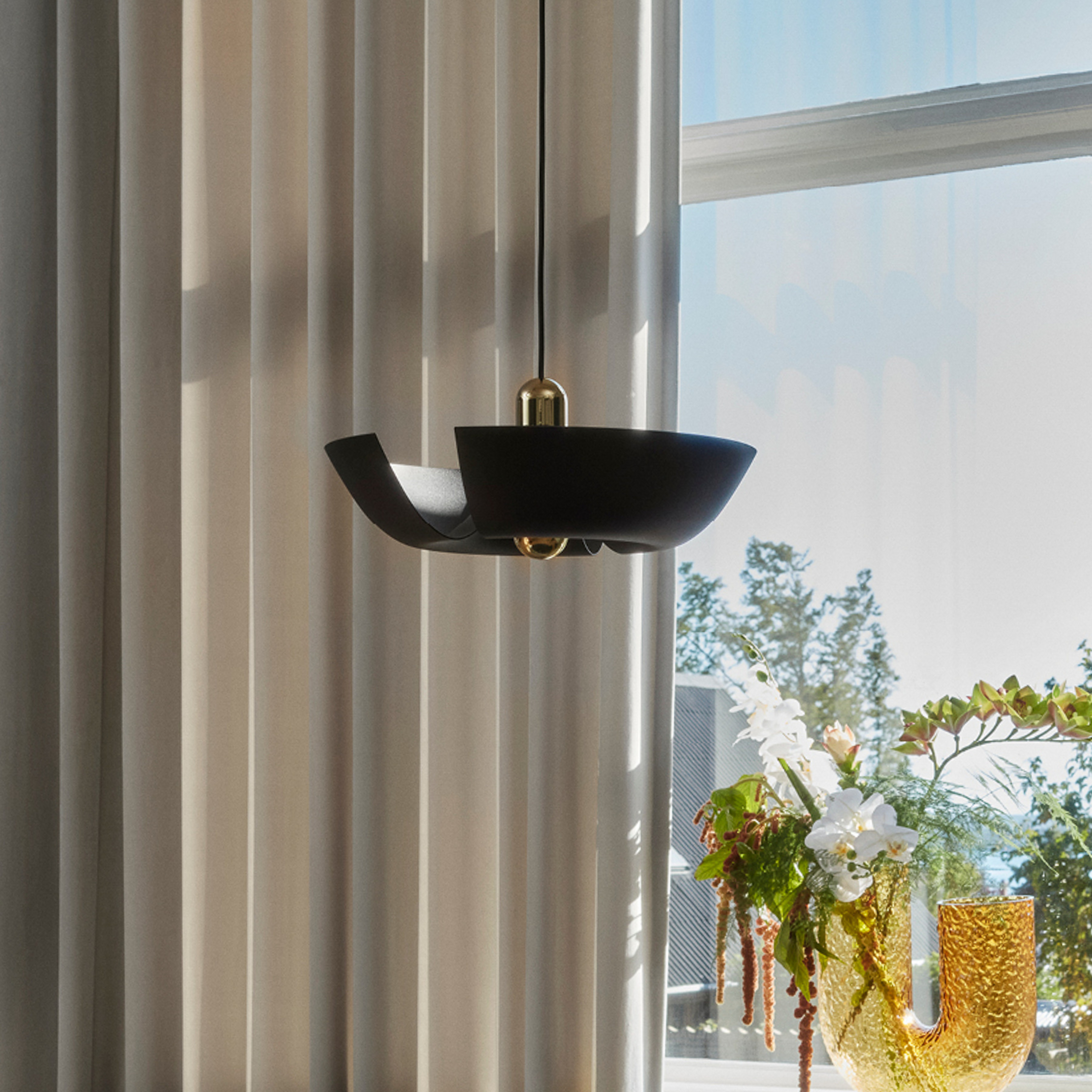 Candeeiro suspenso AYTM Cycnus, preto, Ø 45 cm, alumínio, E27