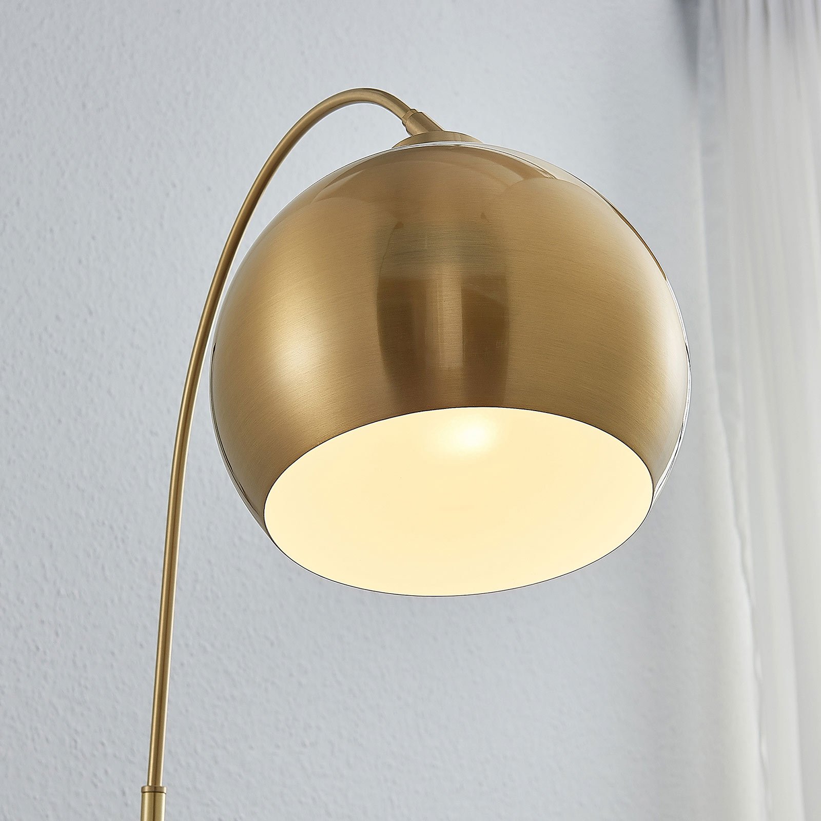 Oblúková stojacia lampa Lindby Moisia, mosadzná farba, železo, 148 cm