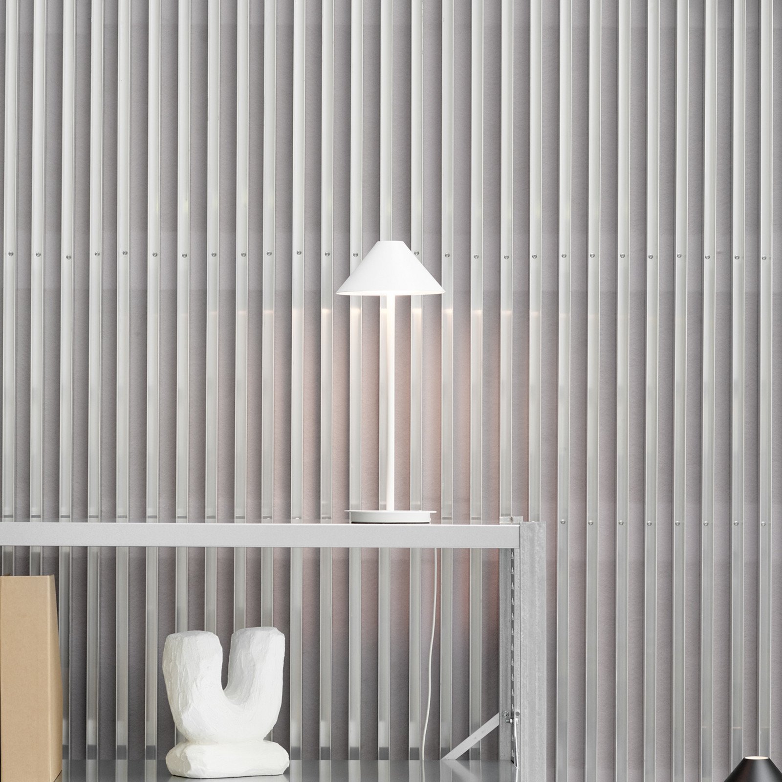 Louis Poulsen Lampă de masă LED Keglen albă CCT dimabil - Camera de zi / sufragerie - Design - Metal