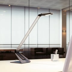 Lámpara de mesa LED MAULsolaris, plateada, altura 64 cm