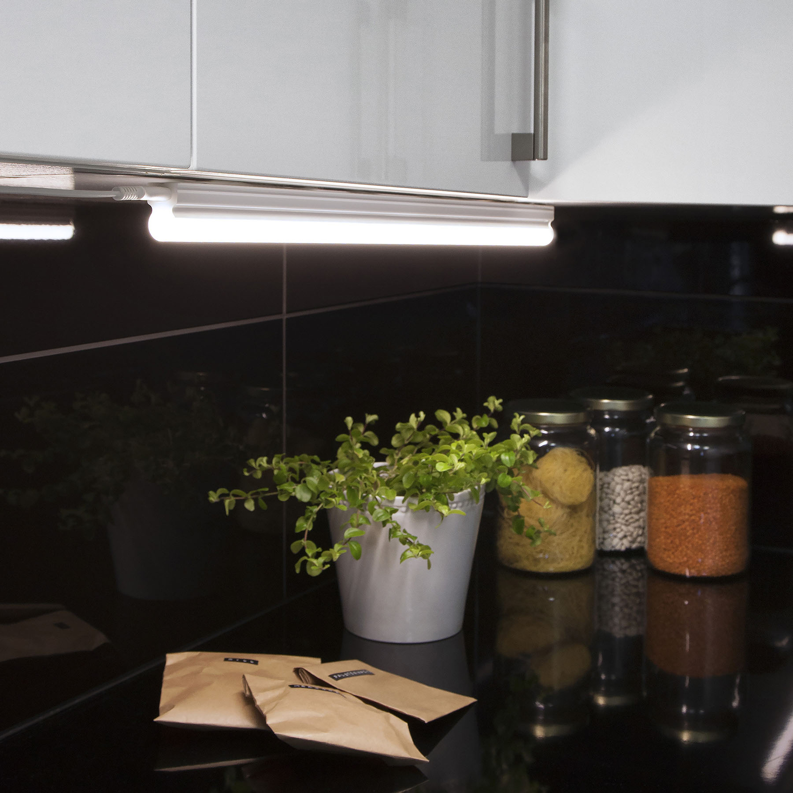 Best Season Cabinet Light LED under-cabinet light 57cm 4,000K, for Kitchen, plastic, 8 W, energy efficiency: A+, L: 57 cm, W: 2.3 cm, H: 3.6 cm