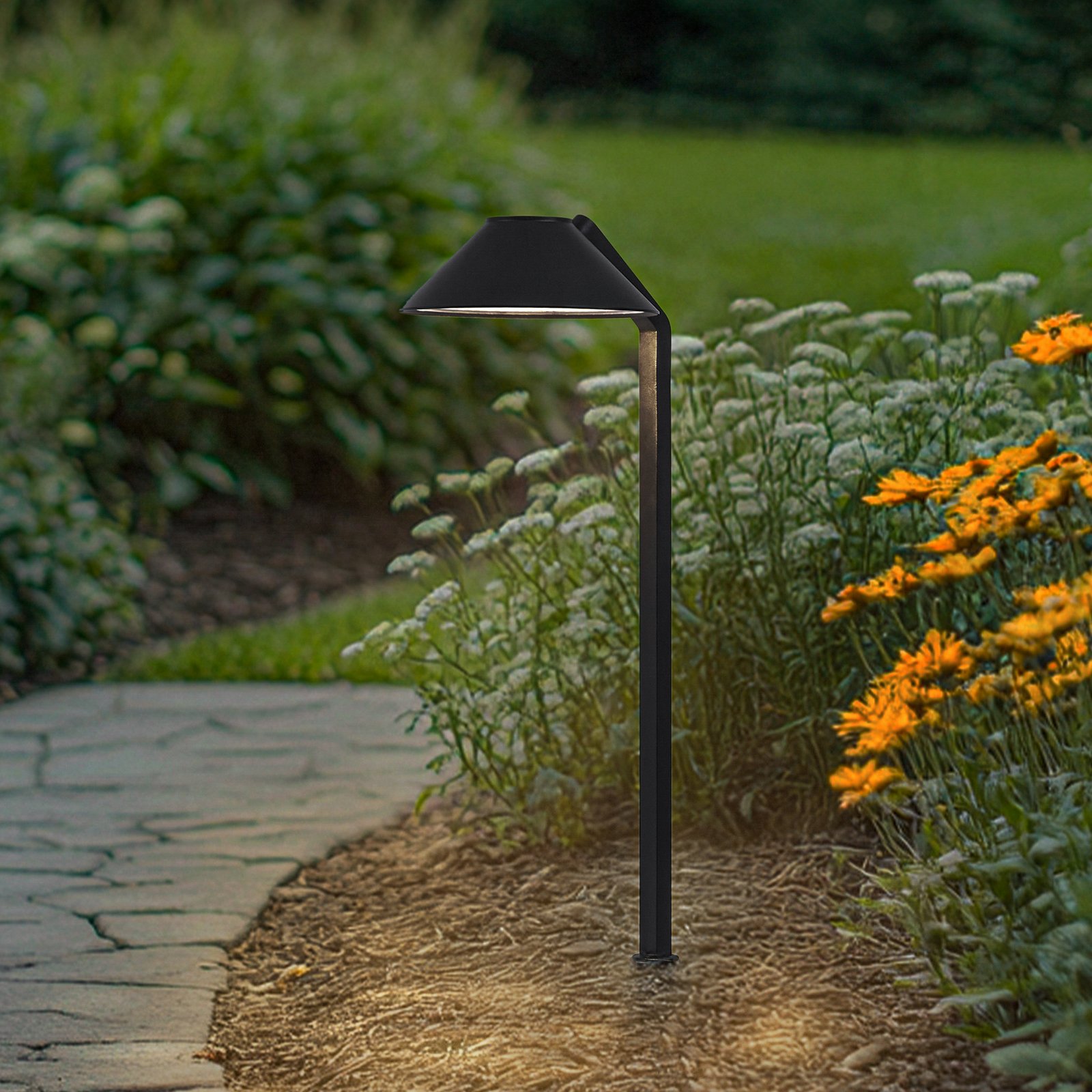 Lindby LED-Erdspießleuchte Capelo, schwarz, Metall, 77cm