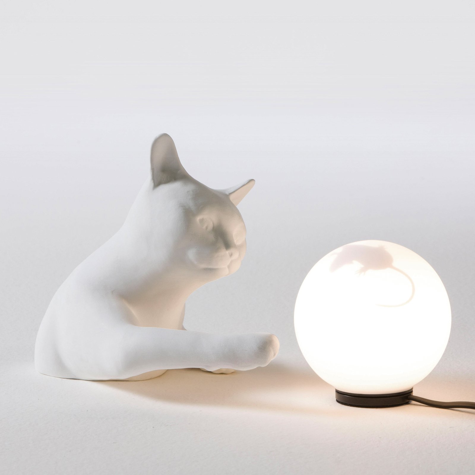 Karman table lamp Maoo, white ceramic, glass, cat figurine