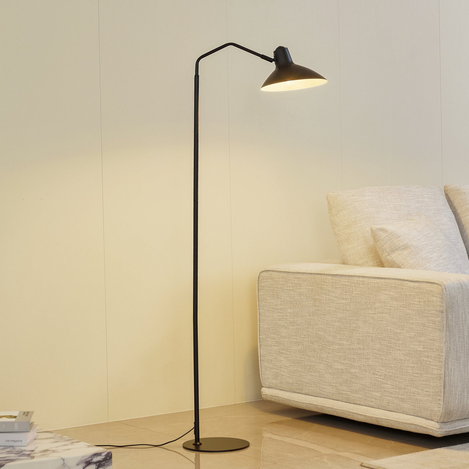 Lindby vloerlamp Adrik, zwart, metaal