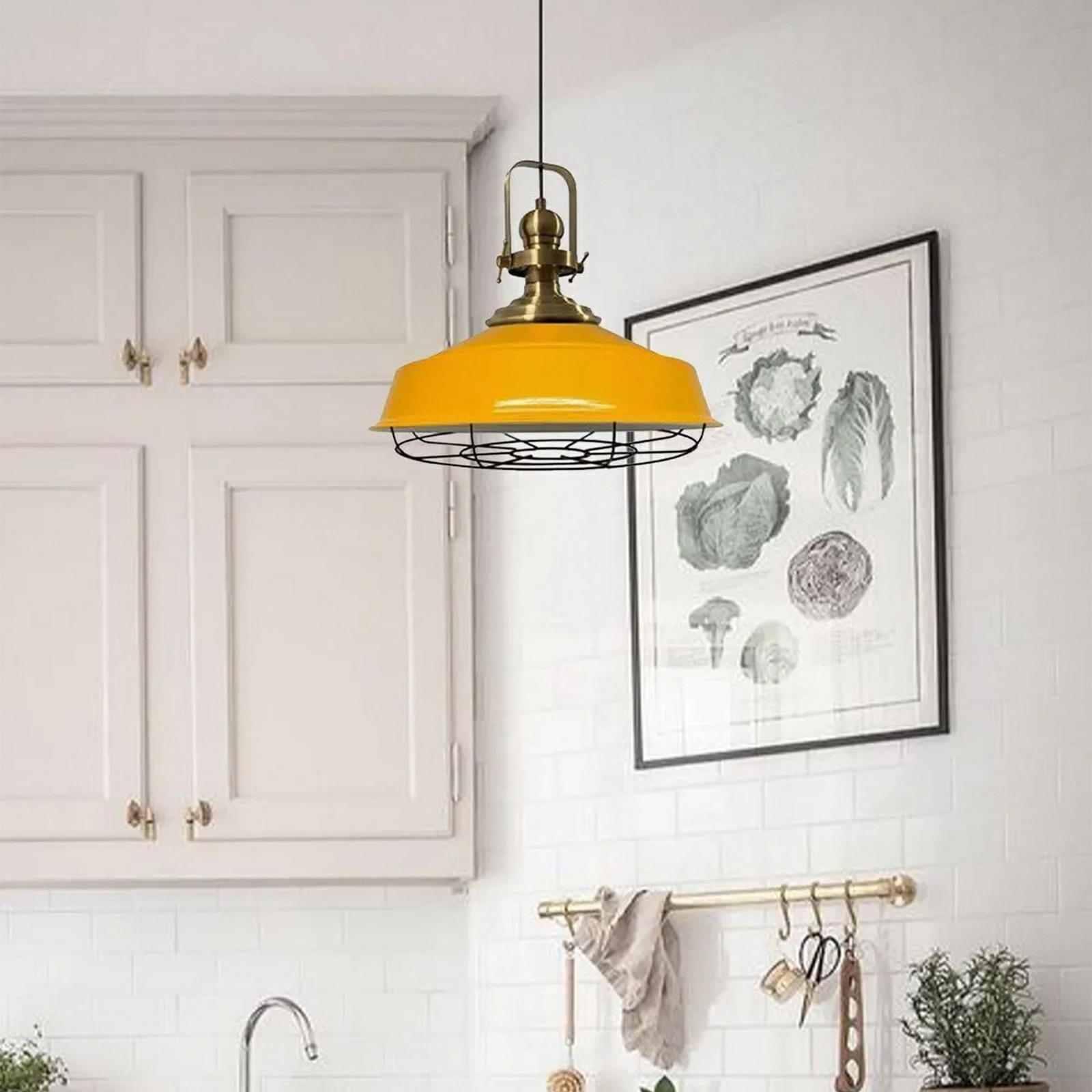 Suspension Astel, jaune, Ø 41 cm, métal, détail laiton vieilli Suspension Astel, jaune, Ø 41 cm, métal, détail laiton vieilli