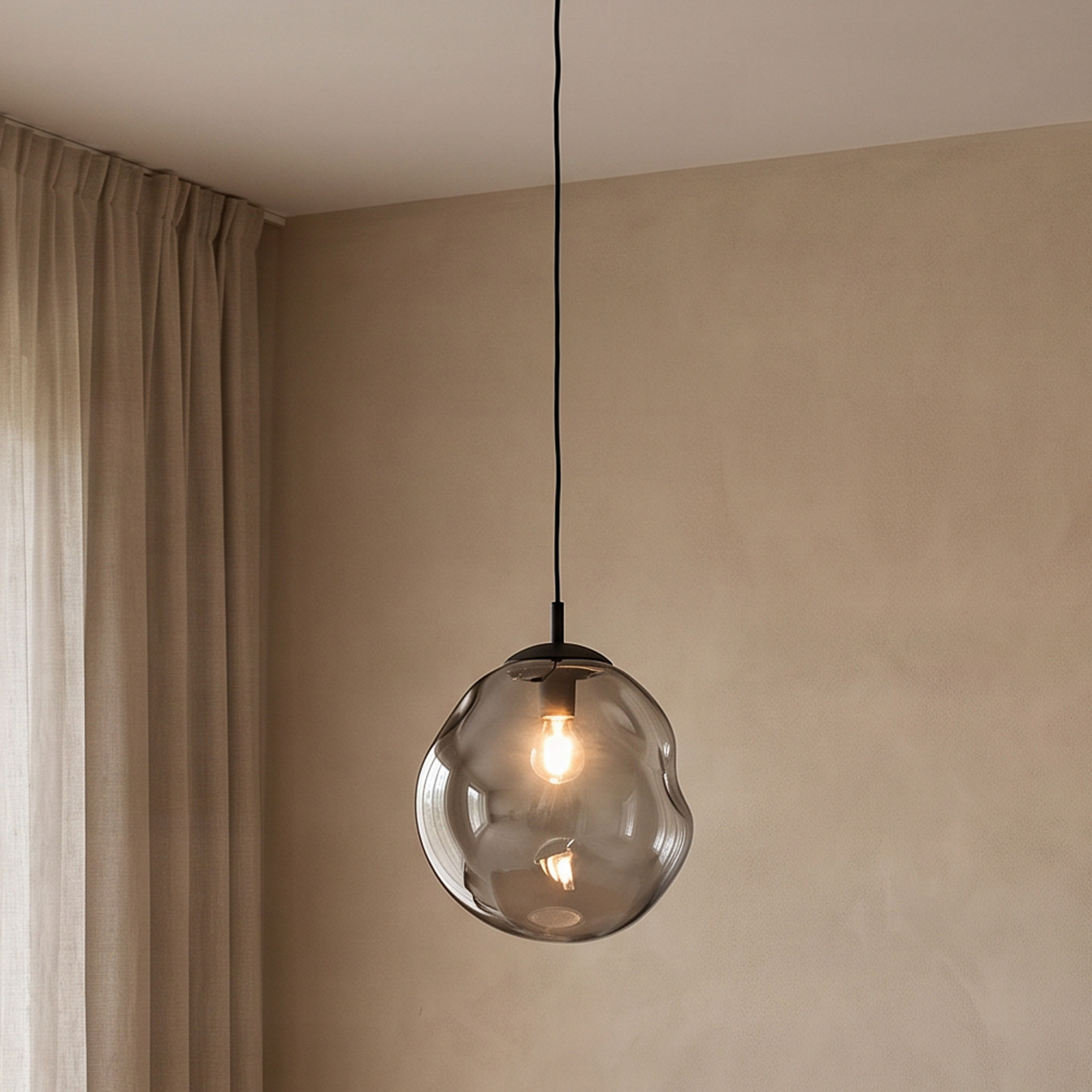 TK Lighting Стъклена висяща лампа Sol, Ø 35 см, черна/димово сива