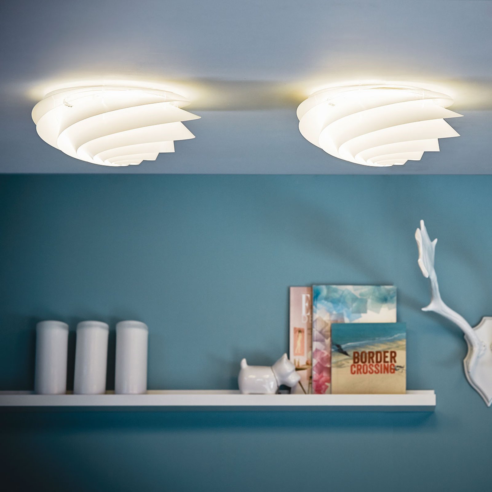 LE KLINT Swirl Medium - Sieninis šviestuvas su LED, baltos spalvos
