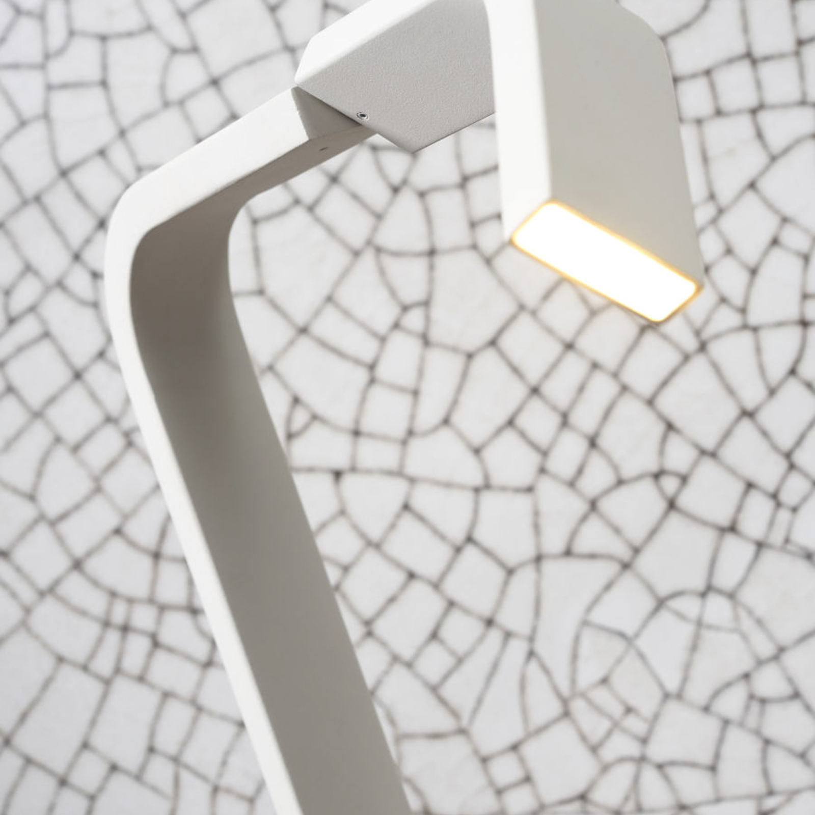 Se trata de la lámpara de mesa LED blanca Romi Zurich