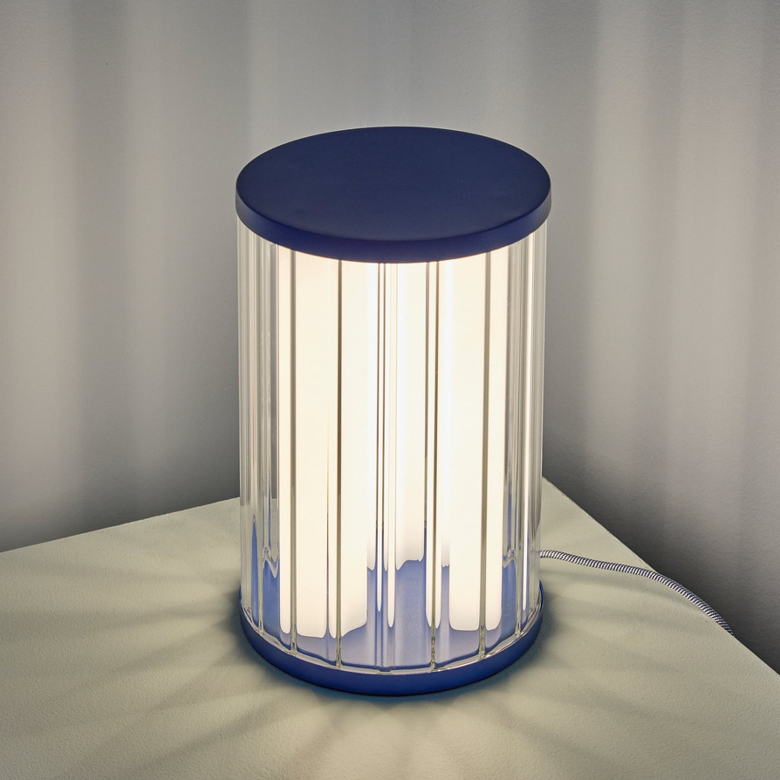 Aru LED-bordslampa, blå/klar, höjd 30 cm – Hübsch