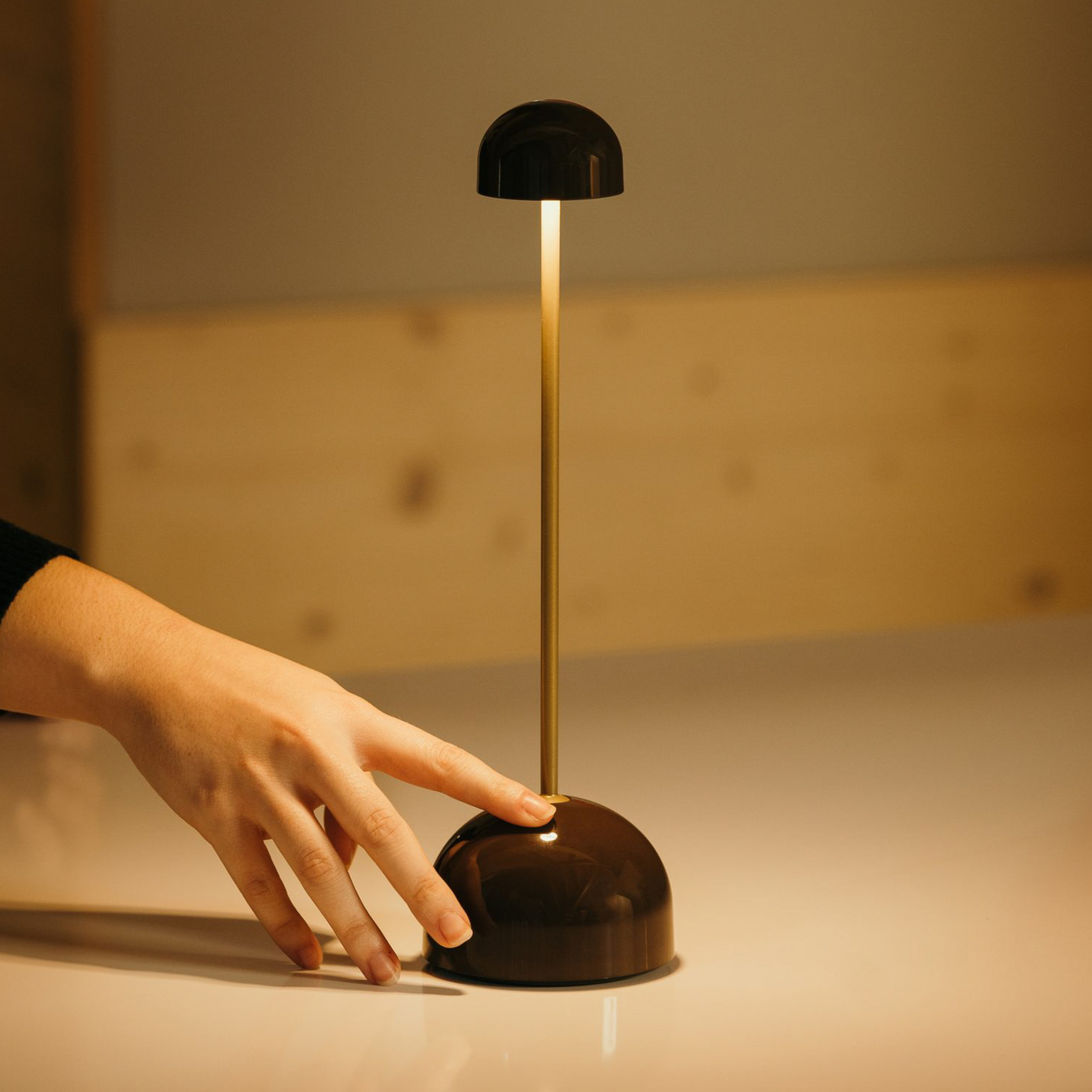 MARSET LED-Akku-Tischlampe Sips, braun/gold, 31 cm, Stahl