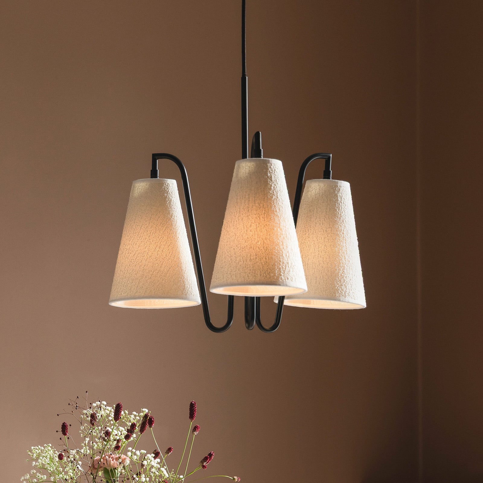 Lou Hängeleuchte weiß Bouclé/schwarz Stoff - Globen Lighting Lou Bouclé 3 - Wohnzimmer - Skandinavisch - Stoff / Textil - Mehrflammig